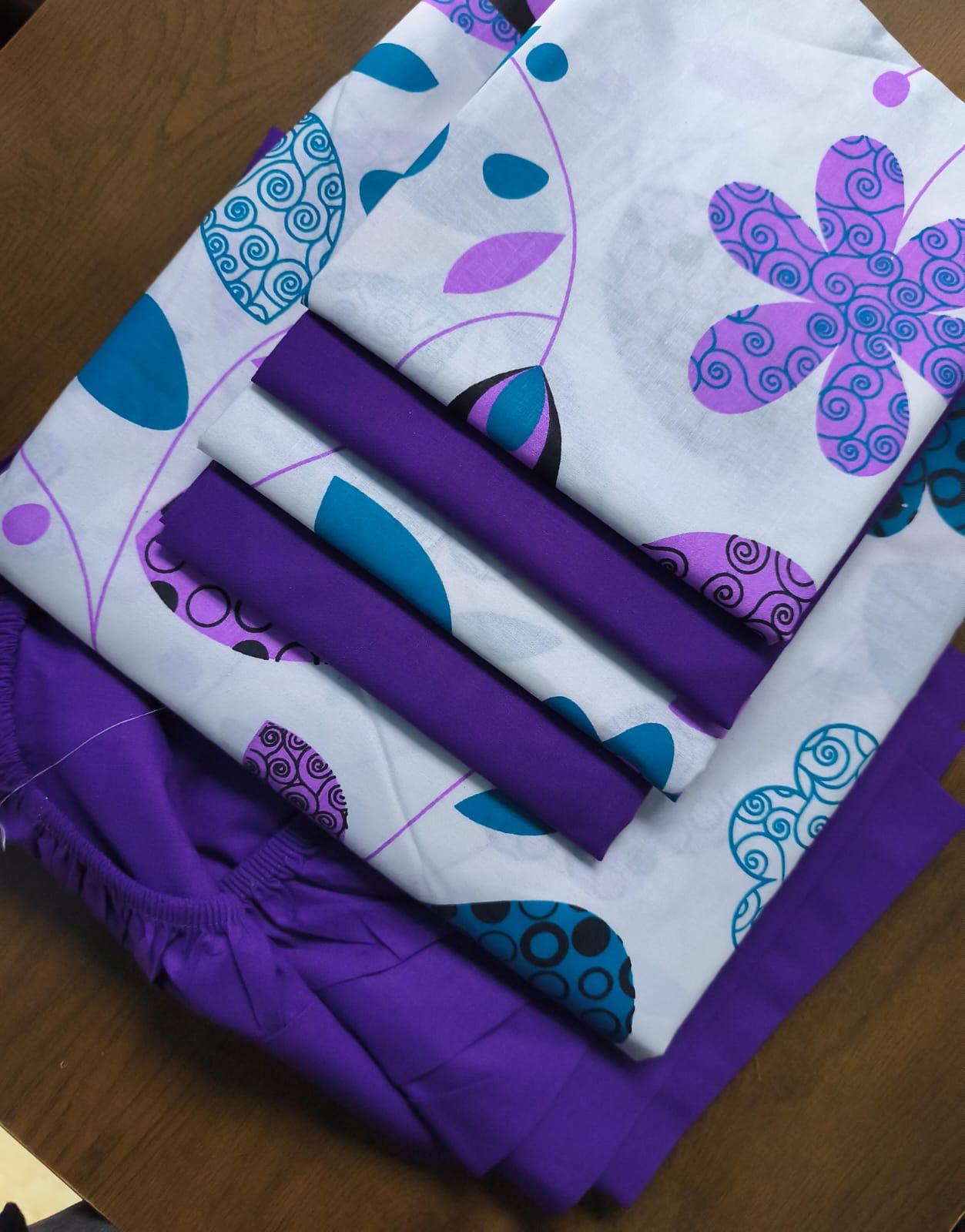 6 pieces (7x8) High quality Pure Cotton Bedsheet Set – 1 Flat Sheet, 1 Fitted Sheet (Elastic/bludder), 4 Pillowcases