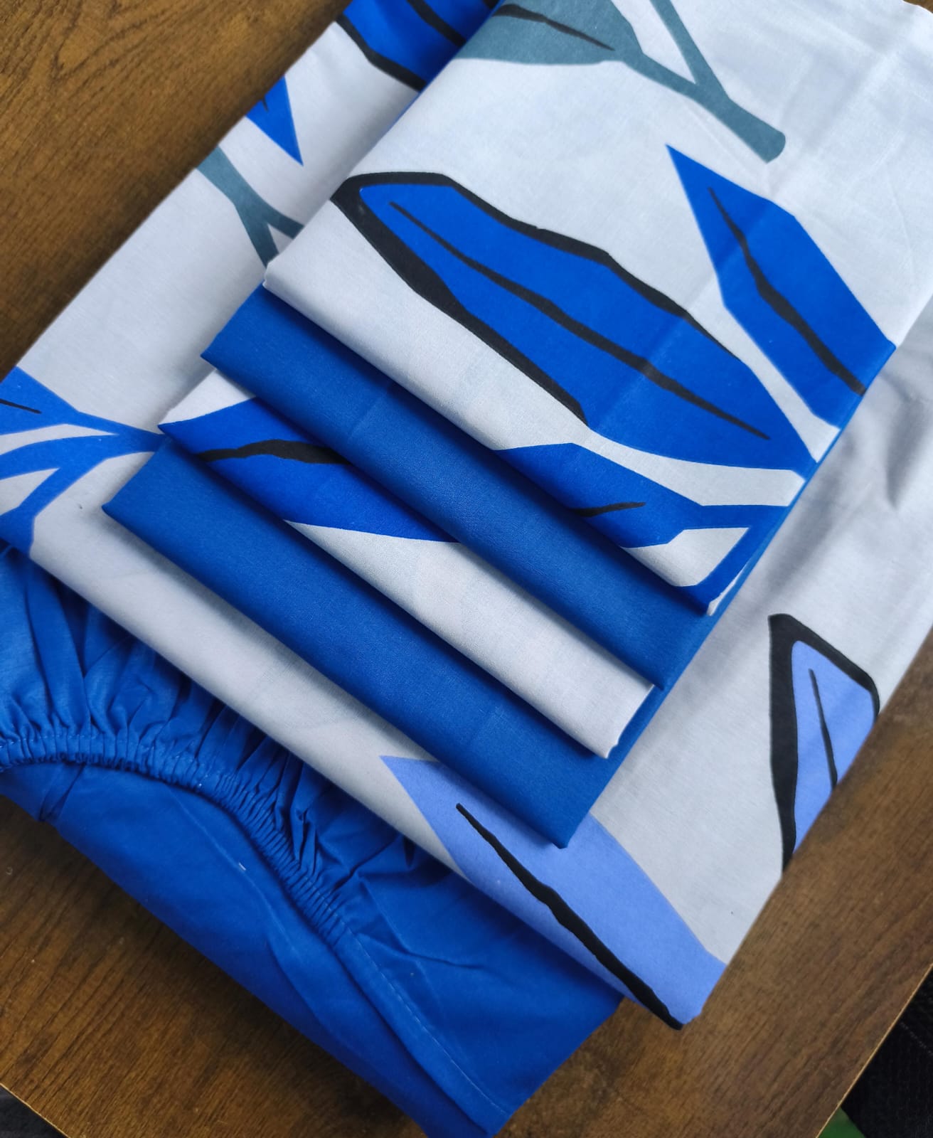 6 pieces (7x8) High quality Pure Cotton Bedsheet Set – 1 Flat Sheet, 1 Fitted Sheet (Elastic/bludder), 4 Pillowcases