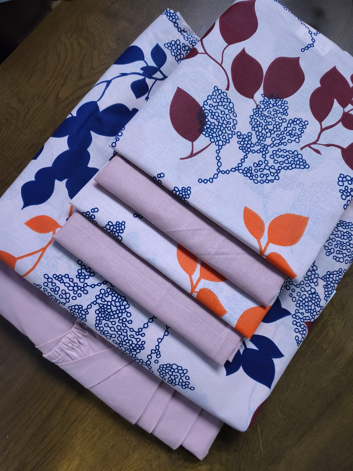 6 pieces (7x8) High quality Pure Cotton Bedsheet Set – 1 Flat Sheet, 1 Fitted Sheet (Elastic/bludder), 4 Pillowcases