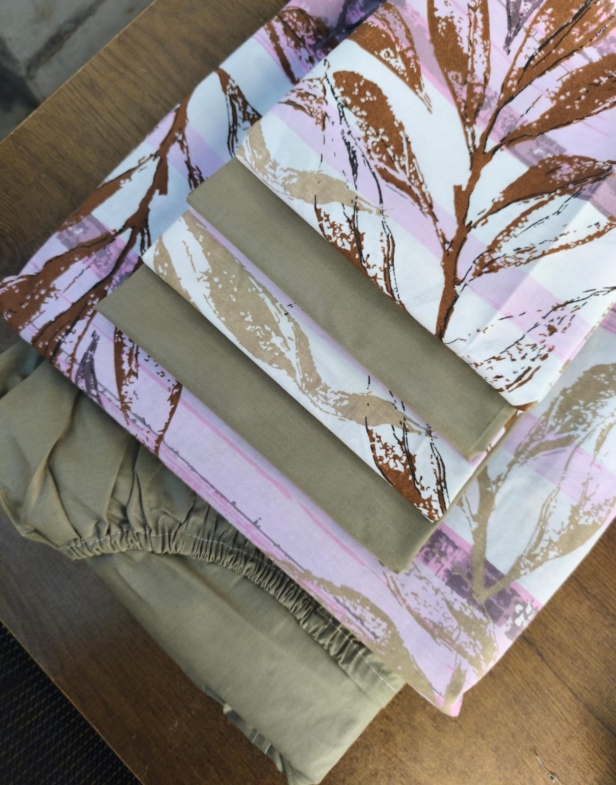 6 pieces (7x8) High quality Pure Cotton Bedsheet Set – 1 Flat Sheet, 1 Fitted Sheet (Elastic/bludder), 4 Pillowcases