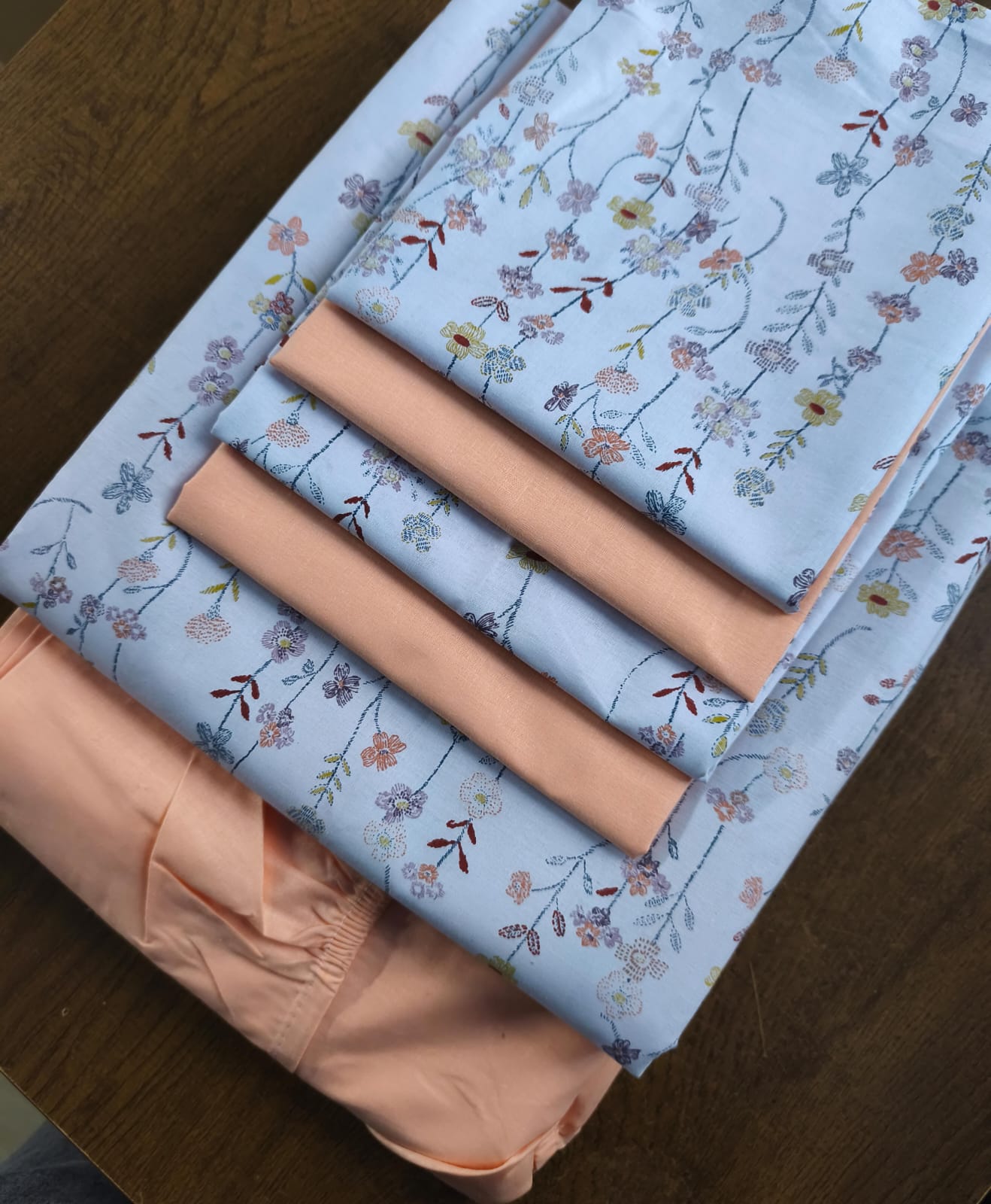 6 pieces (7x8) High quality Pure Cotton Bedsheet Set – 1 Flat Sheet, 1 Fitted Sheet (Elastic/bludder), 4 Pillowcases