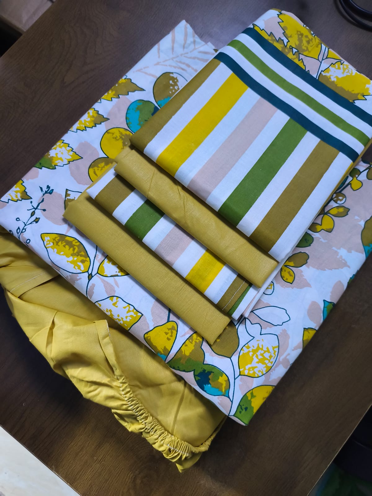 6 pieces (7x8) High quality Pure Cotton Bedsheet Set – 1 Flat Sheet, 1 Fitted Sheet (Elastic/bludder), 4 Pillowcases