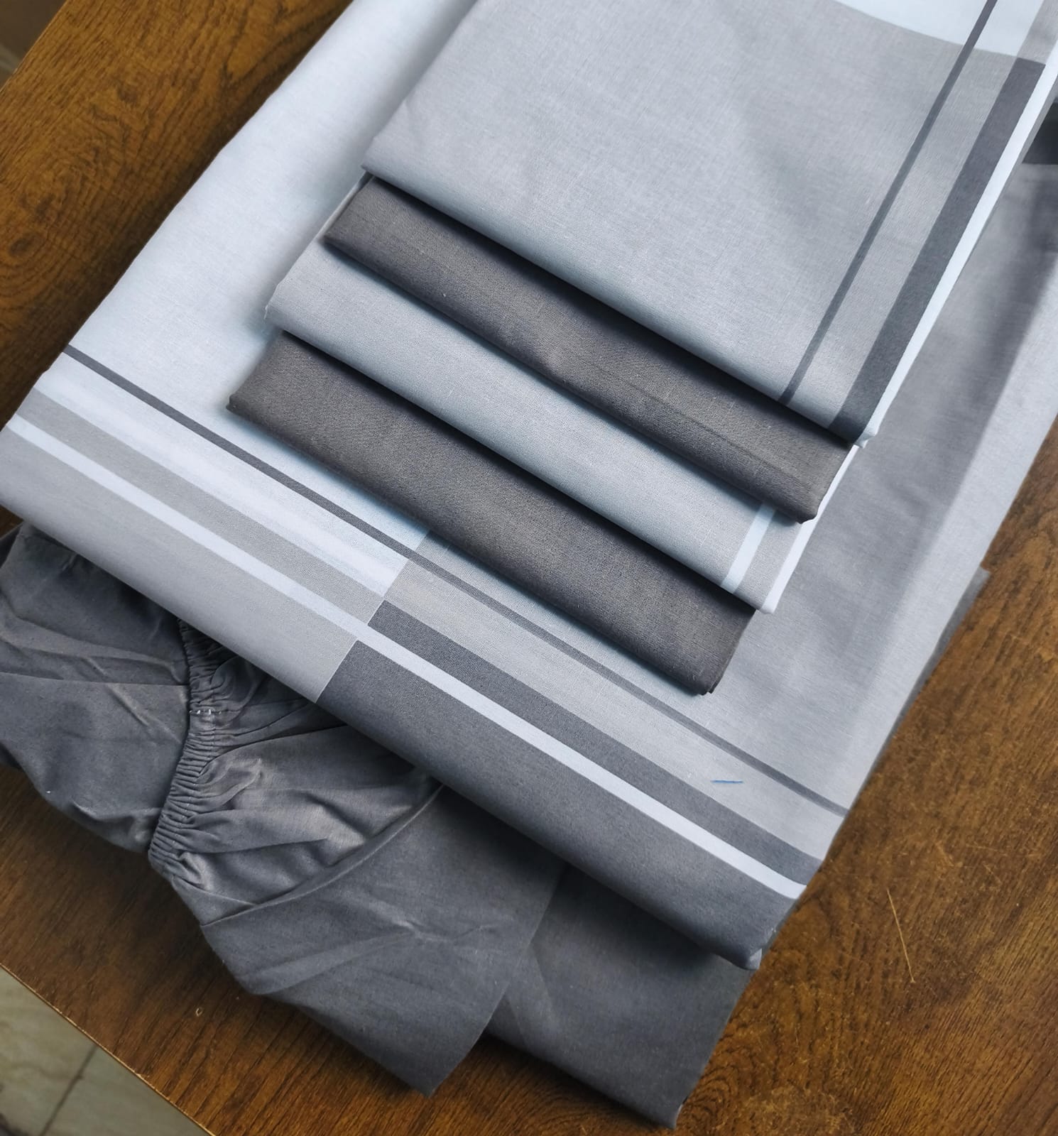 6 pieces (7x8) High quality Pure Cotton Bedsheet Set – 1 Flat Sheet, 1 Fitted Sheet (Elastic/bludder), 4 Pillowcases