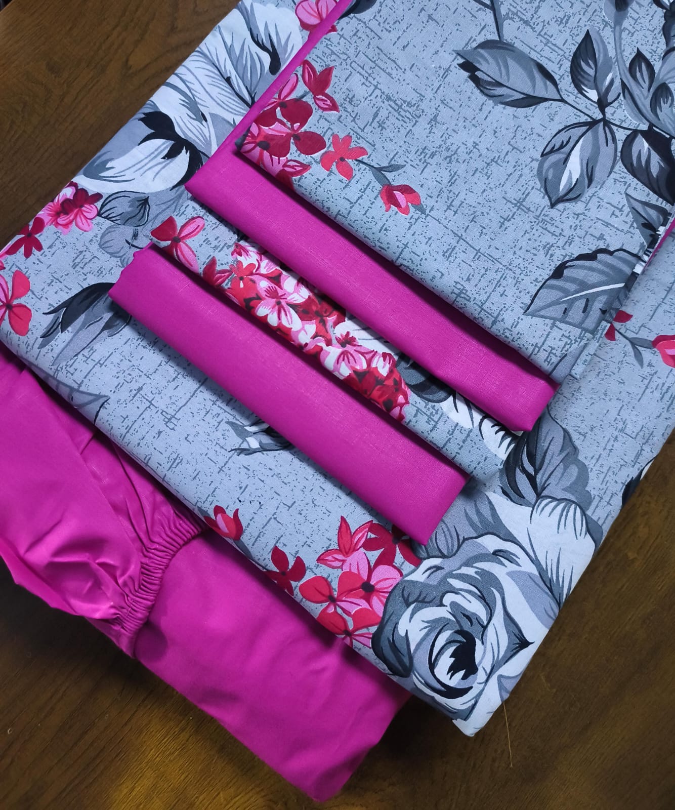 6 pieces (7x8) High quality Pure Cotton Bedsheet Set – 1 Flat Sheet, 1 Fitted Sheet (Elastic/bludder), 4 Pillowcases