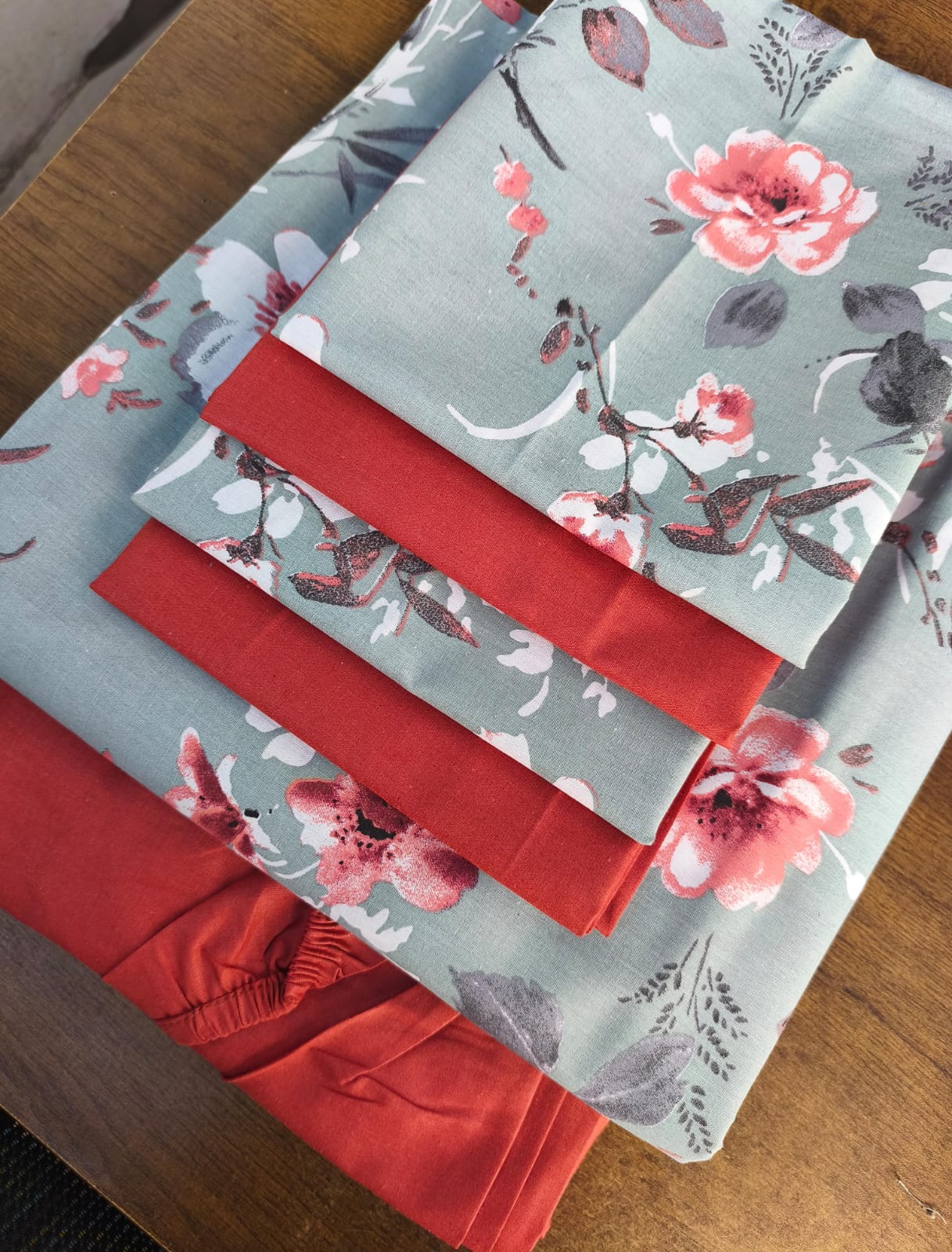 6 pieces (7x8) High quality Pure Cotton Bedsheet Set – 1 Flat Sheet, 1 Fitted Sheet (Elastic/bludder), 4 Pillowcases