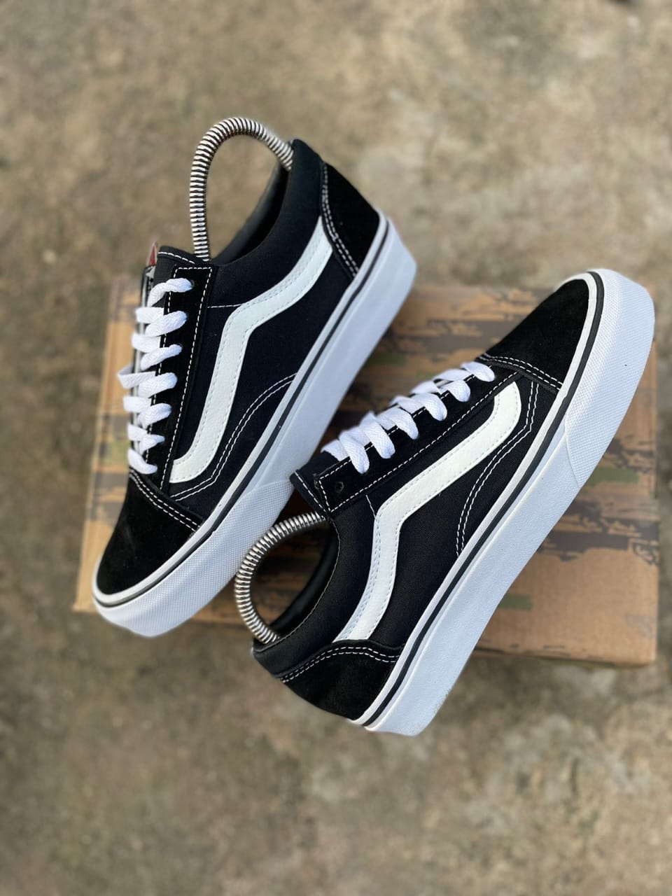 Best Quality Skater Vans Rubbers Unisex Old School shoes for Men /Women Flat Shoes easy and comfortable.