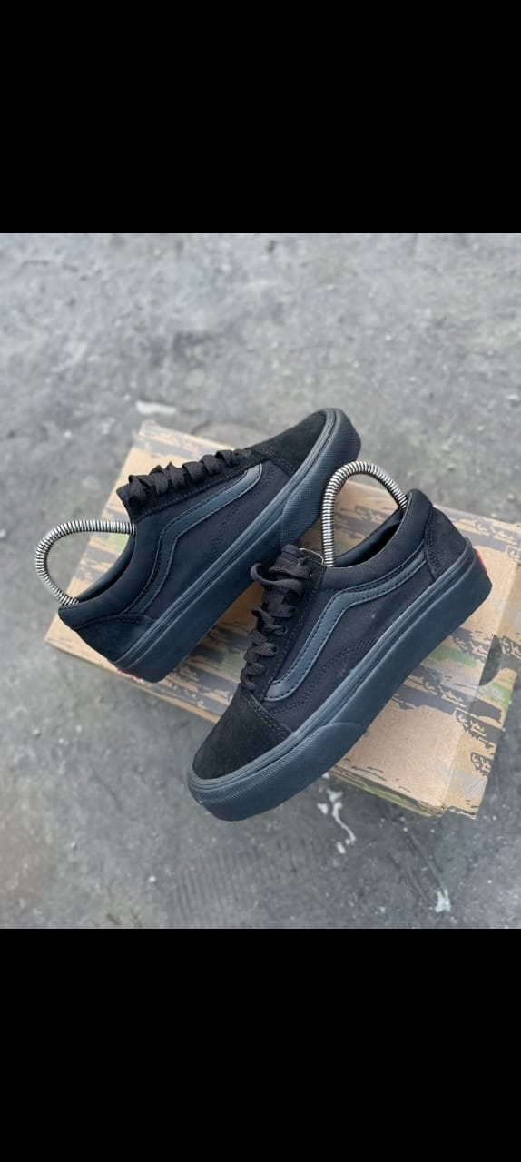 Best Quality Skater Vans Rubbers Unisex Old School shoes for Men /Women Flat Shoes easy and comfortable.