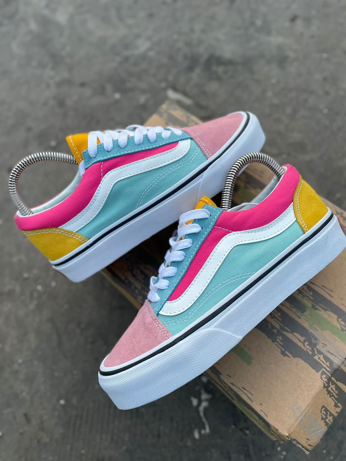 Best Quality Skater Vans Rubbers Unisex Old School shoes for Men /Women Flat Shoes easy and comfortable.