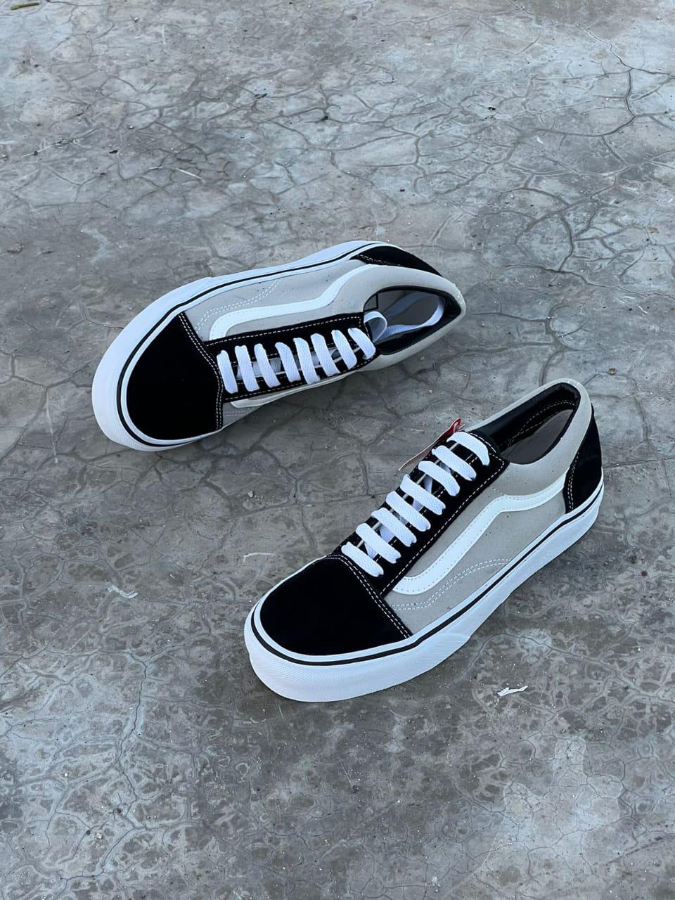 Best Quality Skater Vans Rubbers Unisex Old School shoes for Men /Women Flat Shoes easy and comfortable.
