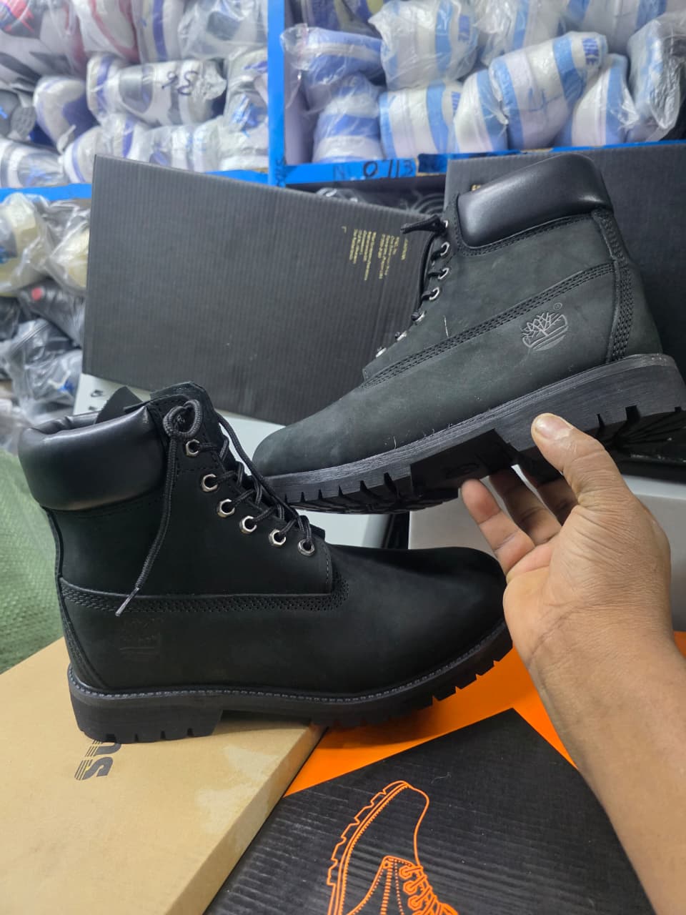 🔥 BLACK LEATHER TIMBERLAND BOOTS
Description:
Timberland boots made from premium black genuine leather for durability and all-day comfort. Designed with a strong rubber sole. 💯