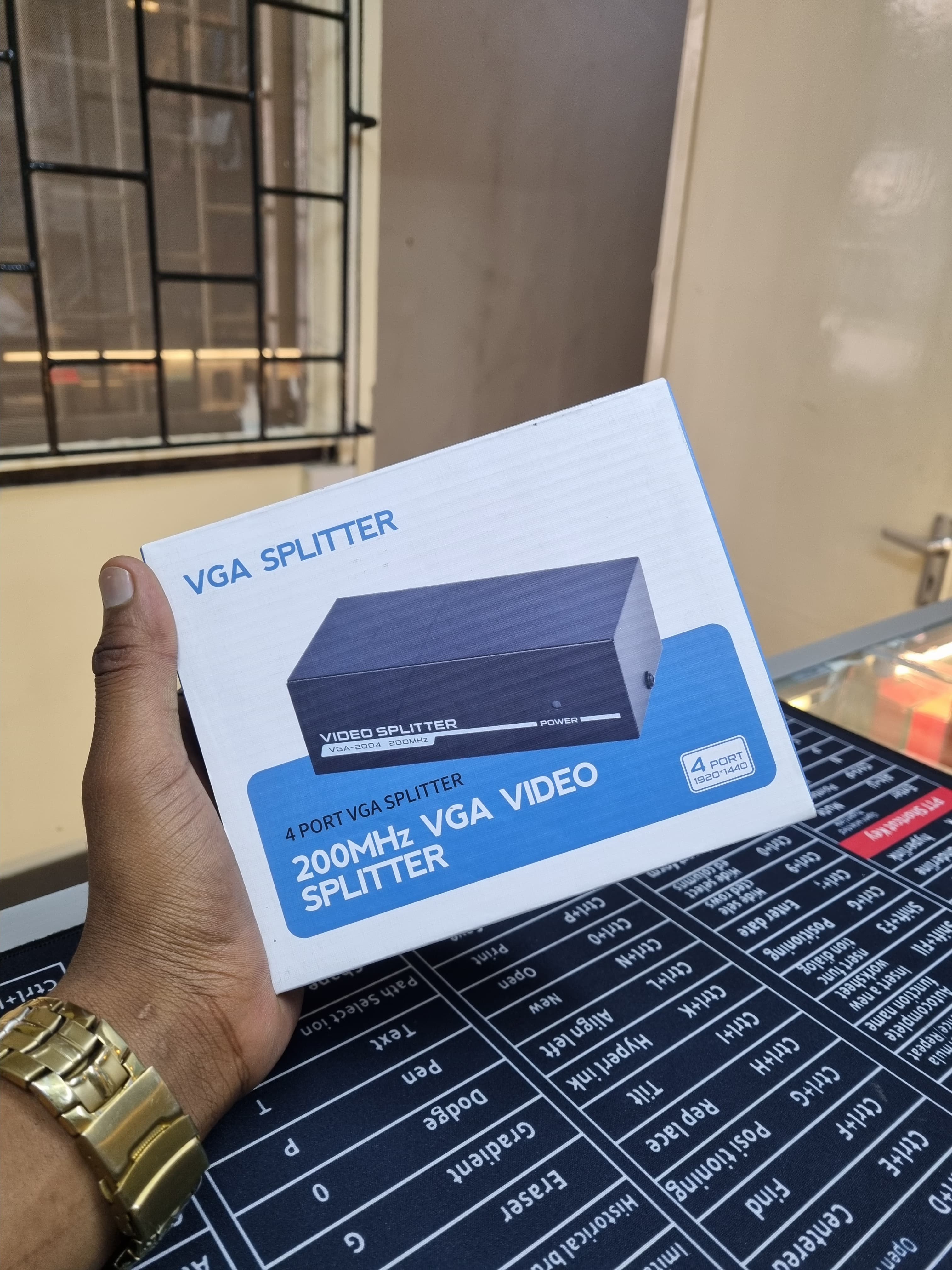 4 Port VGA Video Splitter 200MHz 1 Input 4 Output Box (Supports 1920x1440 Resolution)