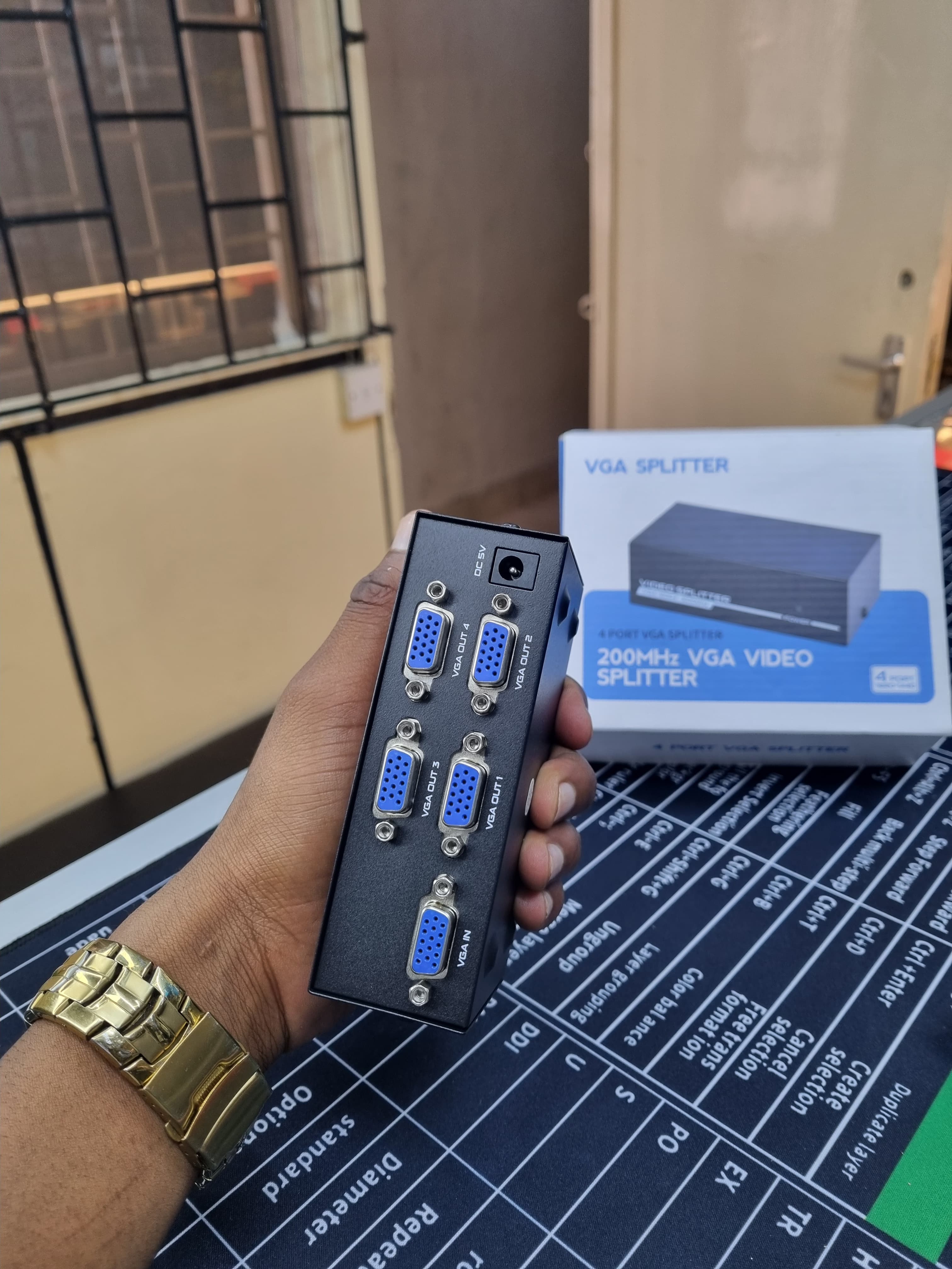 4 Port VGA Video Splitter 200MHz 1 Input 4 Output Box (Supports 1920x1440 Resolution)