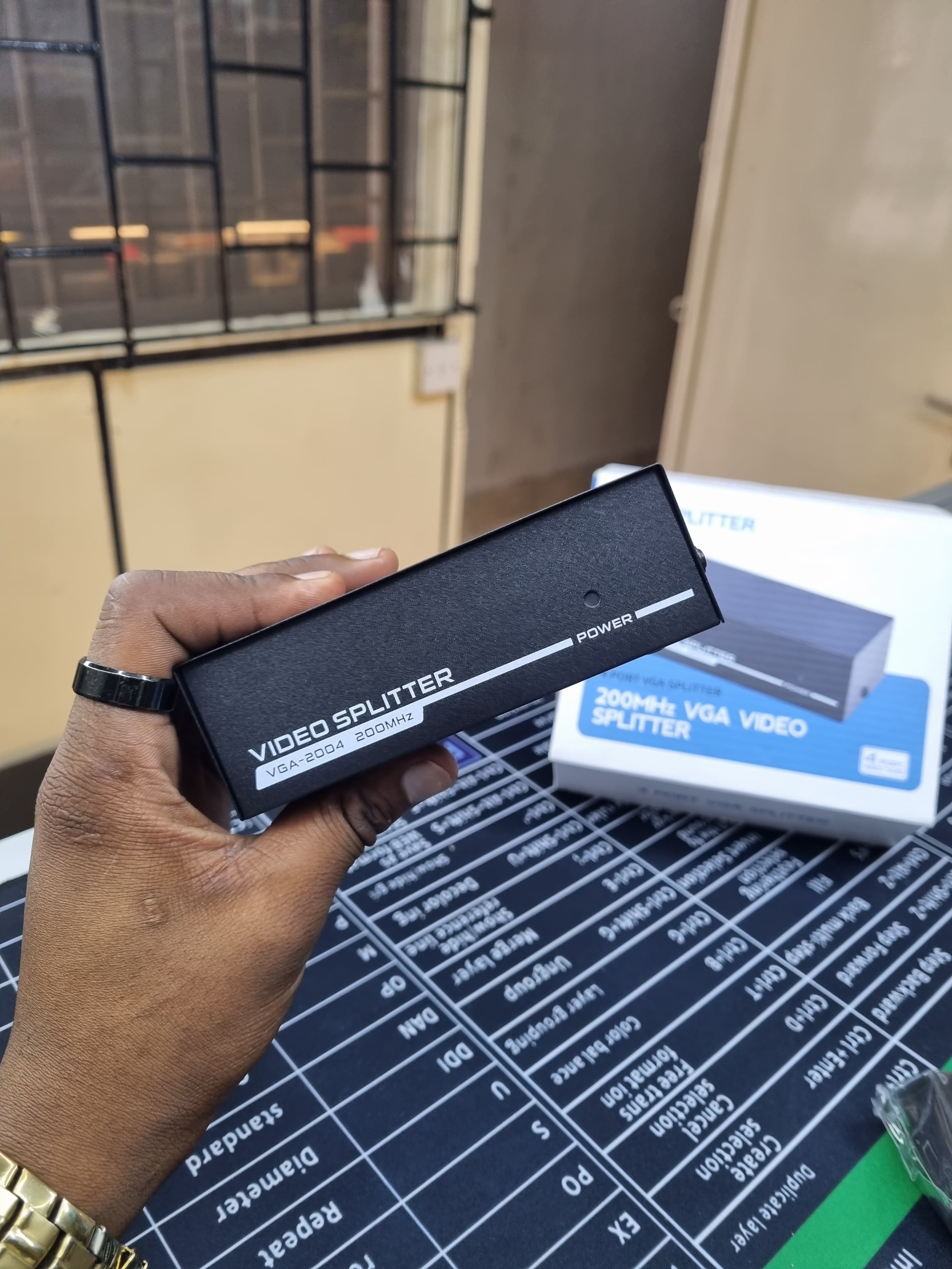 4 Port VGA Video Splitter 200MHz 1 Input 4 Output Box (Supports 1920x1440 Resolution)