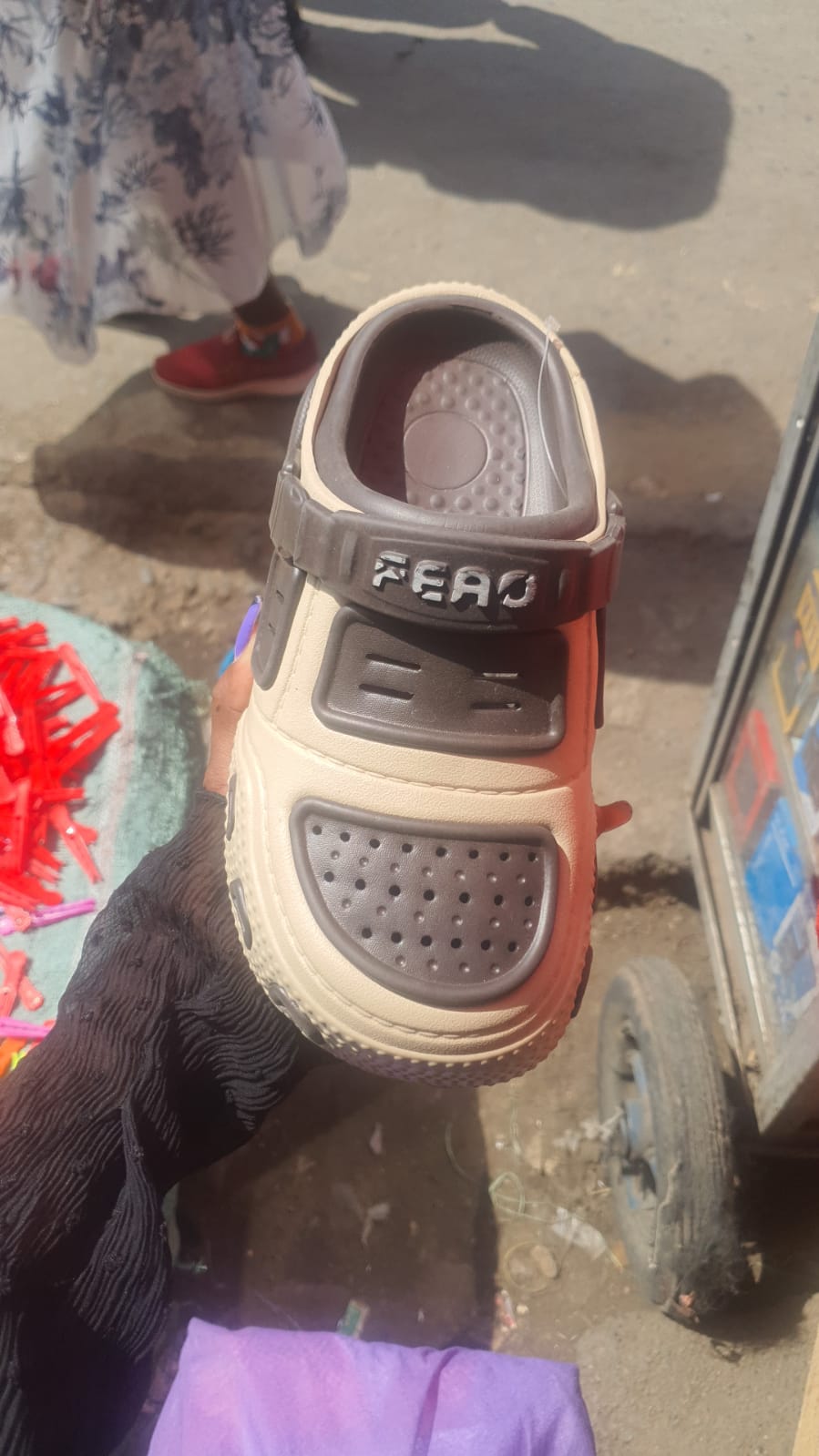 Summer Breathable Men's New Lightweight Soft Sole Hole-toed Shoes Men's Slippers Dual-purpose.