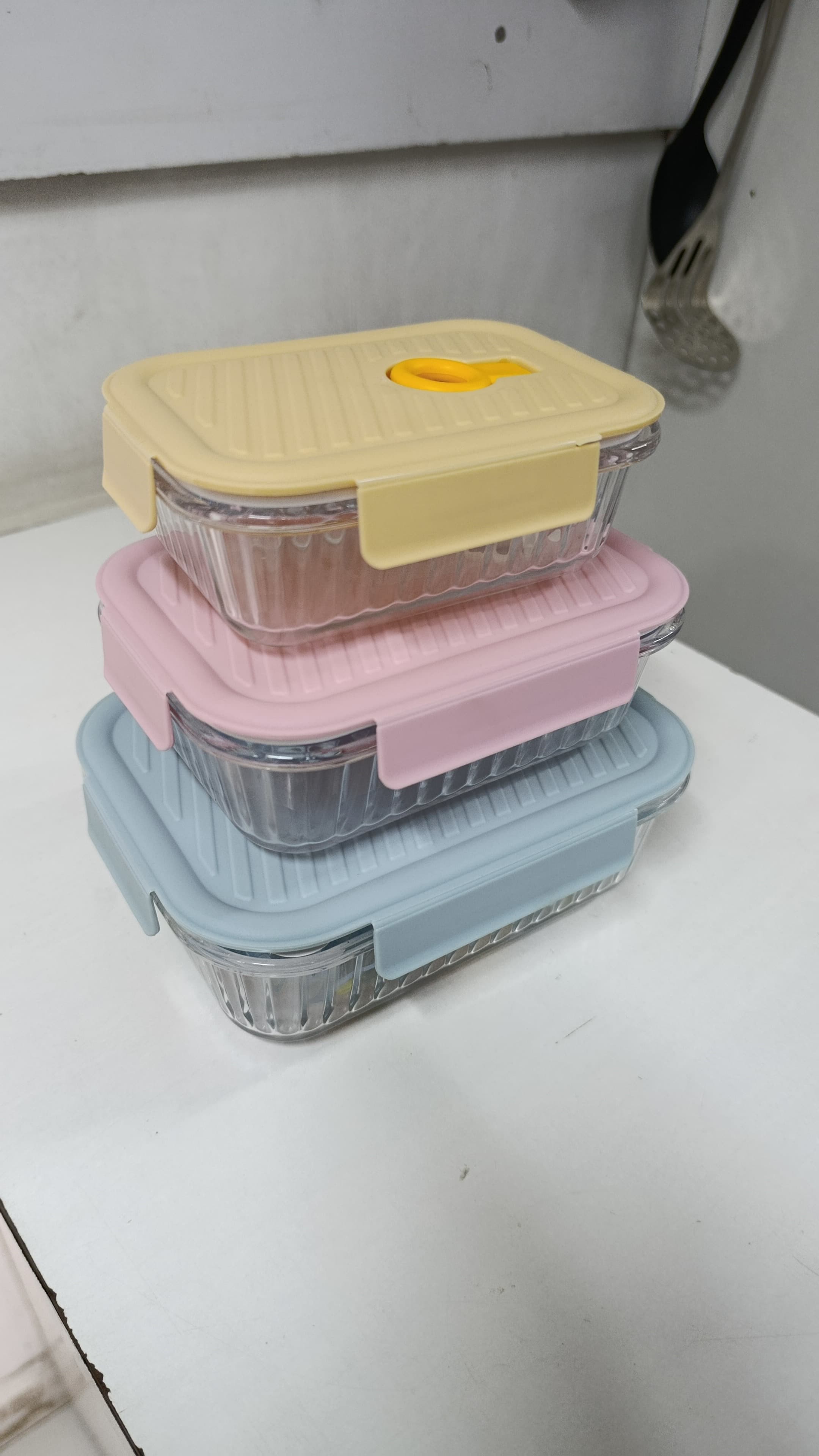 3pcs Borosilicate Glass ribbed Food Storage Containers with Lids - Airtight Leak Proof Food Container Snap & Lock Shut Lids and Silicone Seal Fridge Organizer Stackable Refrigerator Organizer