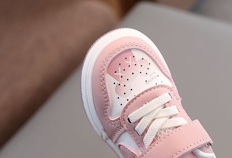 Fashion flat leather sneakers with breathable mesh for outdoor activities comfortable and suitable for tennis. Cool skate shoes for kids