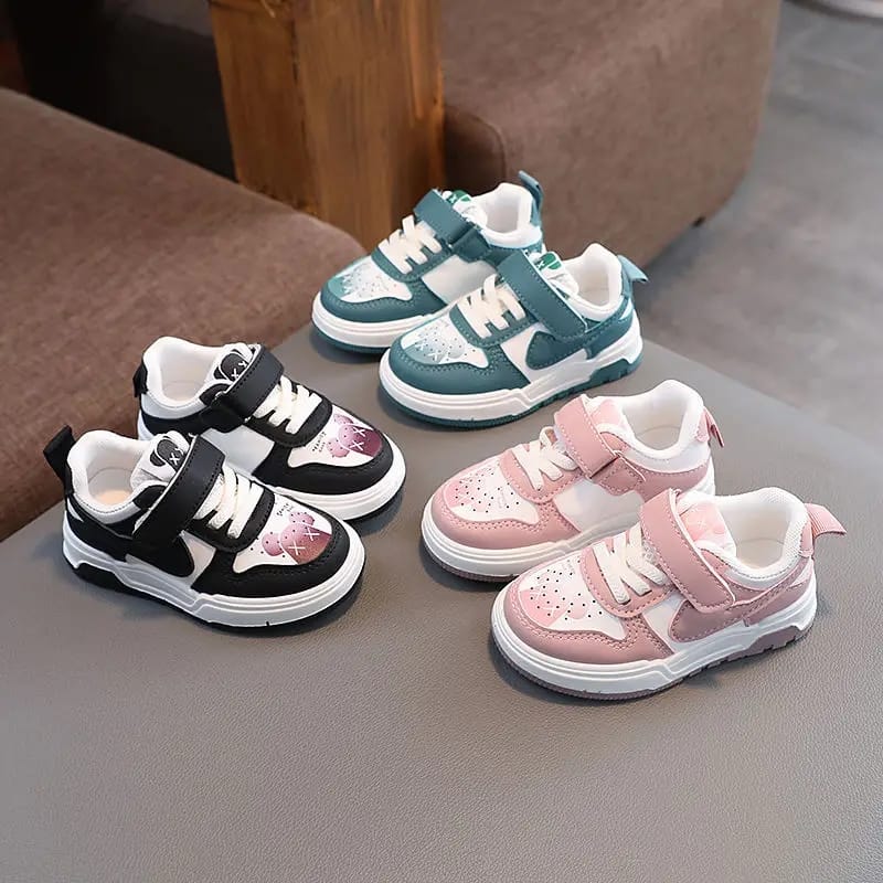 Fashion flat leather sneakers with breathable mesh for outdoor activities comfortable and suitable for tennis. Cool skate shoes for kids