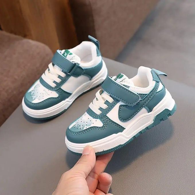 Fashion flat leather sneakers with breathable mesh for outdoor activities comfortable and suitable for tennis. Cool skate shoes for kids