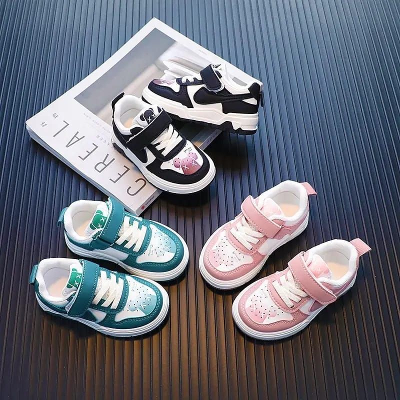 Fashion flat leather sneakers with breathable mesh for outdoor activities comfortable and suitable for tennis. Cool skate shoes for kids