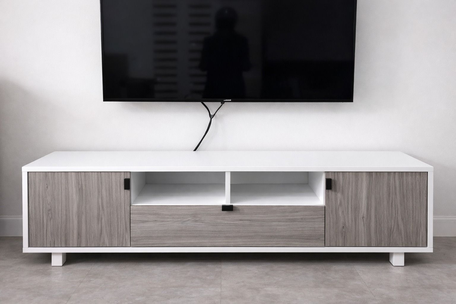 Contemporary Scandinavian-Style TV Stand – Large Media Console with Dual Wood-Grain Cabinets & Center Storage Drawer