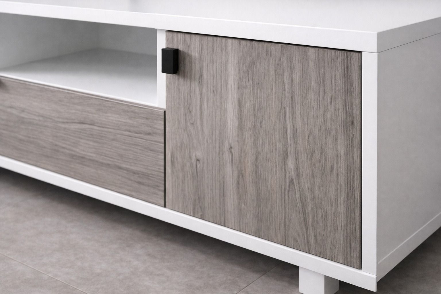 Contemporary Scandinavian-Style TV Stand – Large Media Console with Dual Wood-Grain Cabinets & Center Storage Drawer