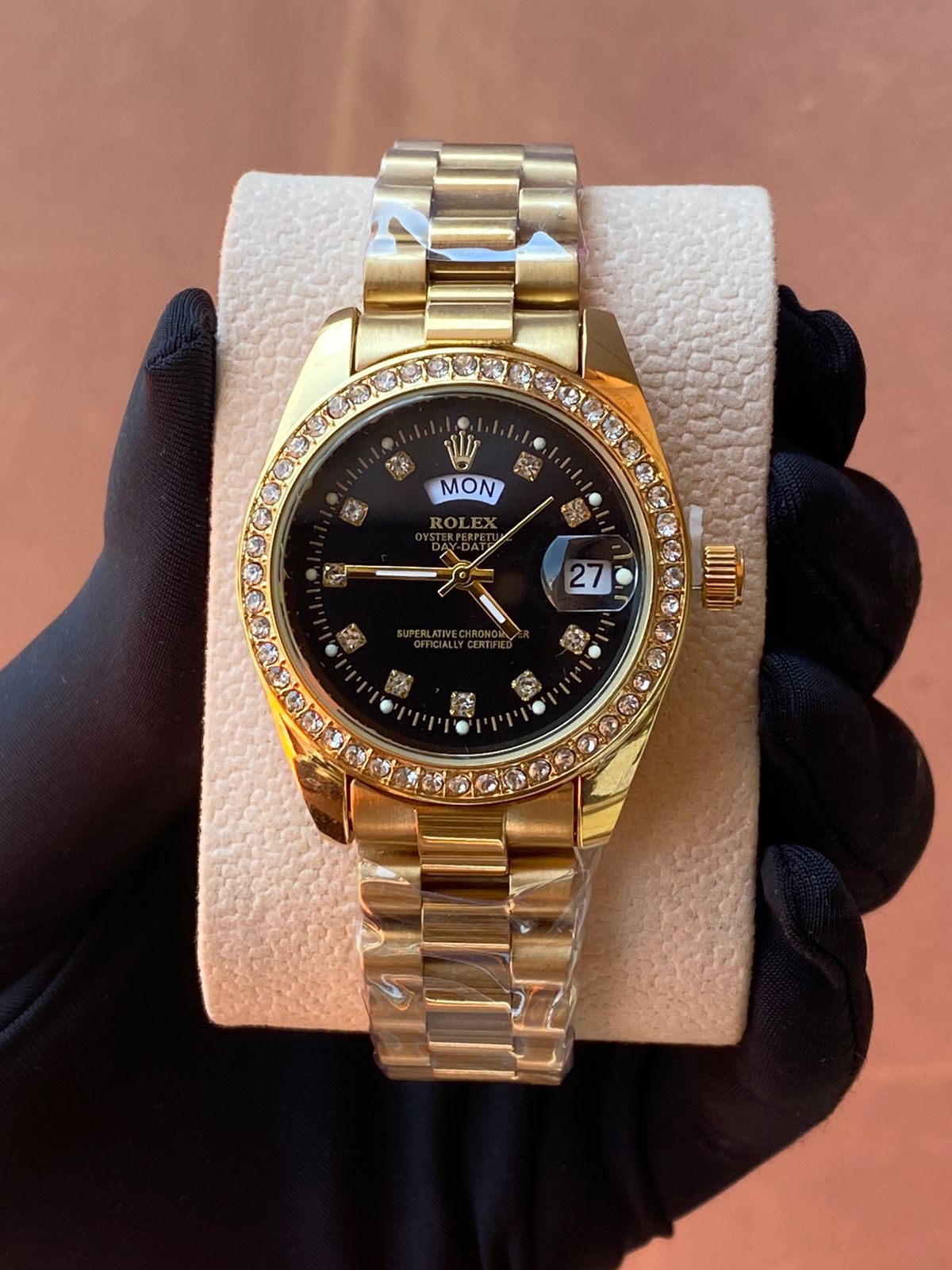 ♨️🎆NEW IN🎆♨️ROLEX ICED LADIES WATCH 🎖️Day&Date Display 🎖️Iced out🎖️Battery powered 🎖️Water resistant🎖️Stainless steel🎖️Glass: sapphire crystal