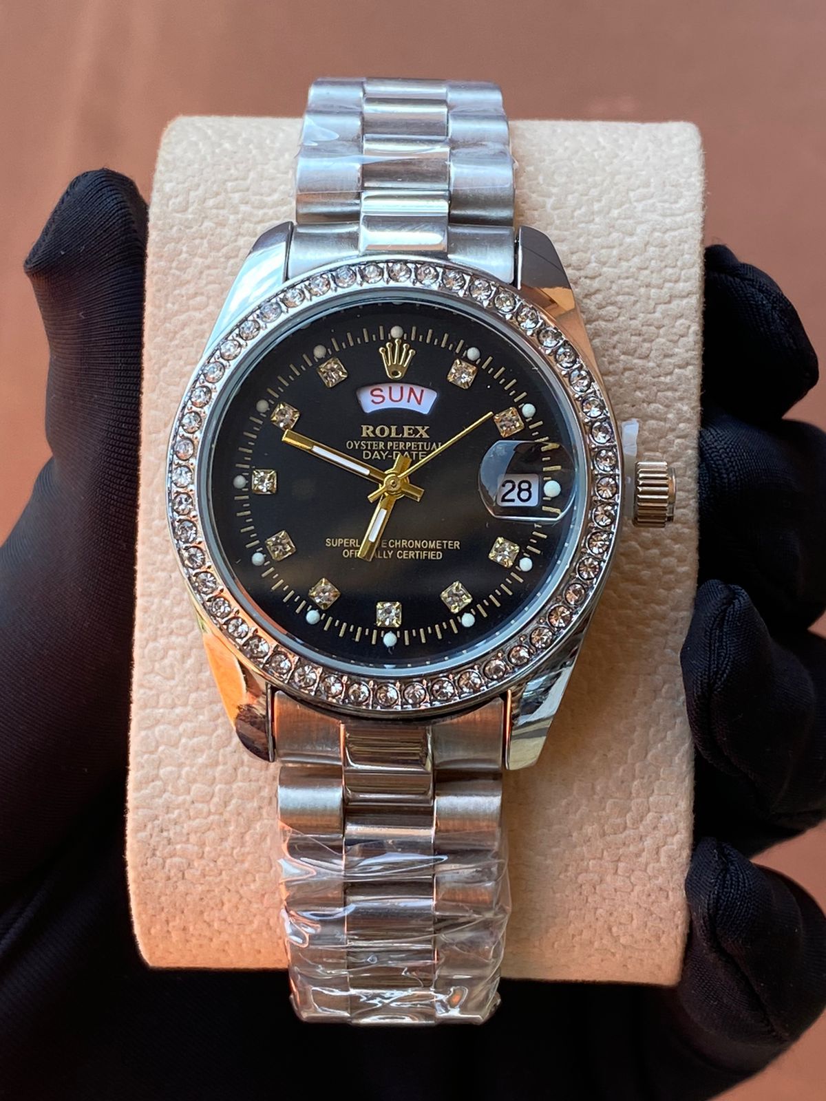 ♨️🎆NEW IN🎆♨️ROLEX ICED LADIES WATCH 🎖️Day&Date Display 🎖️Iced out🎖️Battery powered 🎖️Water resistant🎖️Stainless steel🎖️Glass: sapphire crystal