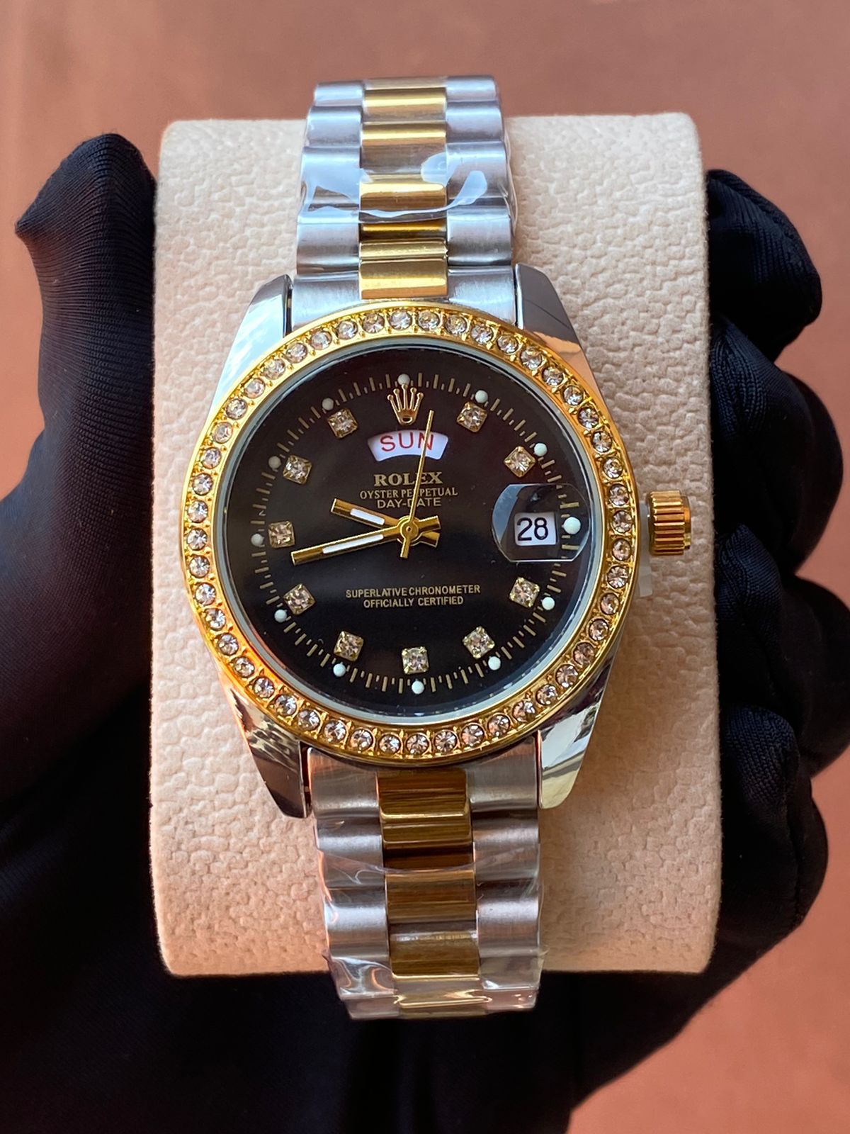 ♨️🎆NEW IN🎆♨️ROLEX ICED LADIES WATCH 🎖️Day&Date Display 🎖️Iced out🎖️Battery powered 🎖️Water resistant🎖️Stainless steel🎖️Glass: sapphire crystal