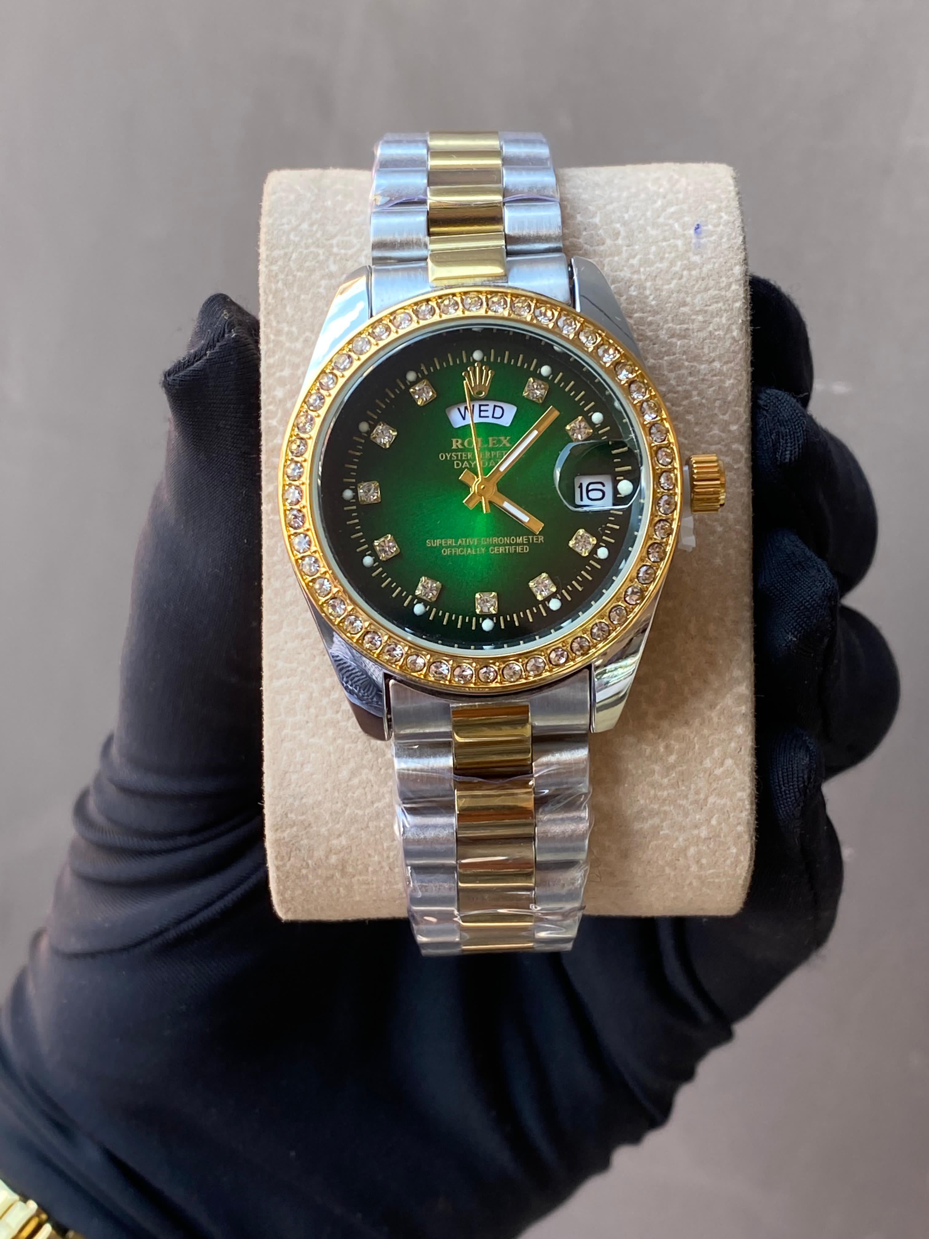 ♨️🎆NEW IN🎆♨️ROLEX ICED LADIES WATCH 🎖️Day&Date Display 🎖️Iced out🎖️Battery powered 🎖️Water resistant🎖️Stainless steel🎖️Glass: sapphire crystal