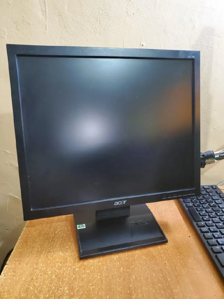 QUICK SALE!!!! Acer V173 17-Inch Square LCD Monitor – 5ms Response Time, 1280x1024 Resolution, VGA & DVI Connectivity, Adjustable Tilt Stand