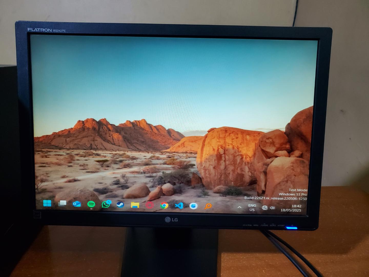 LG Flatron W2242PE 22-Inch Widescreen LCD Monitor – Refurbished, 1680x1050 Resolution, Fast 5ms Response Time, VGA + DVI Input