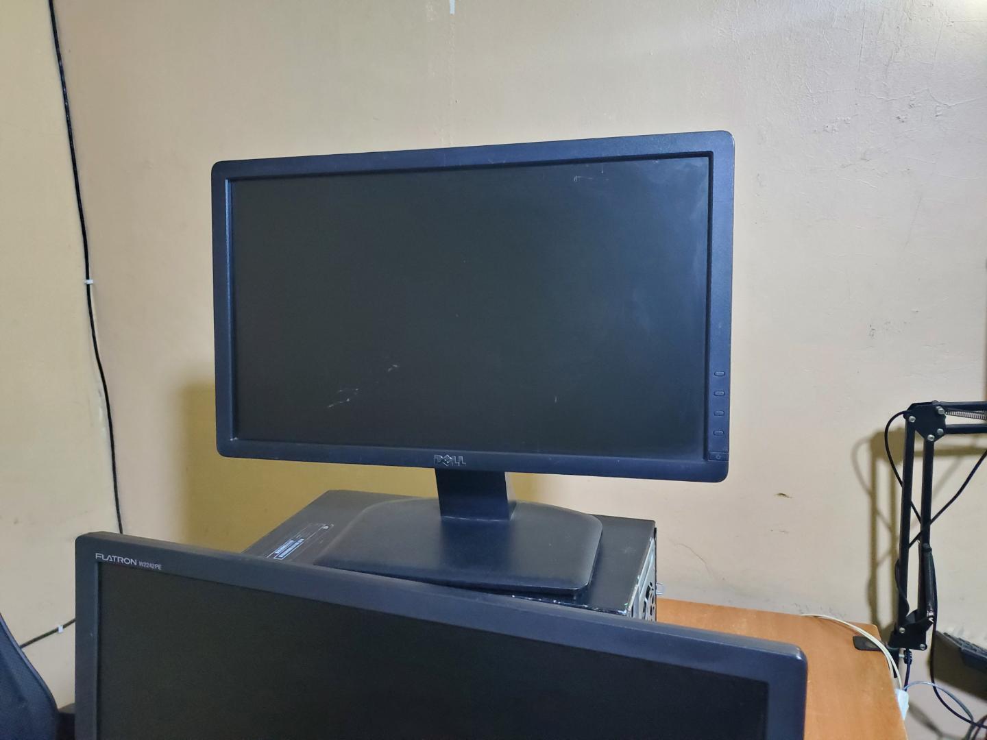Dell E1912HC 19-Inch LED Monitor – Refurbished, 1366x768 HD Resolution, VGA & DVI, Energy-Efficient Display