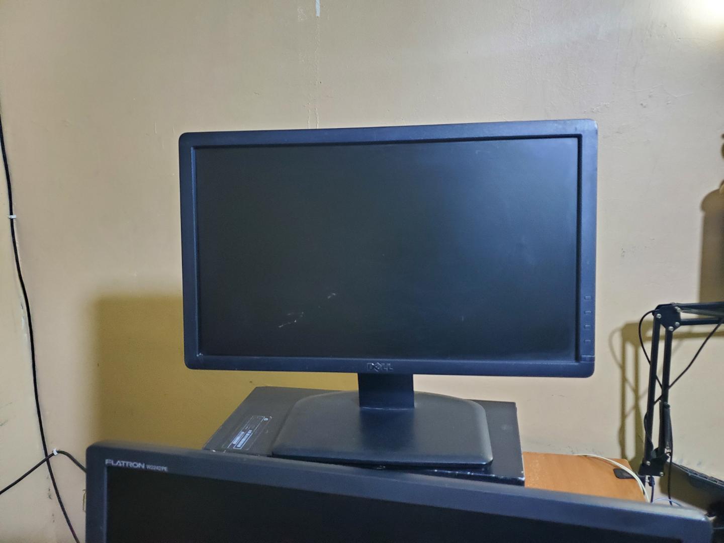 Dell E1912HC 19-Inch LED Monitor – Refurbished, 1366x768 HD Resolution, VGA & DVI, Energy-Efficient Display