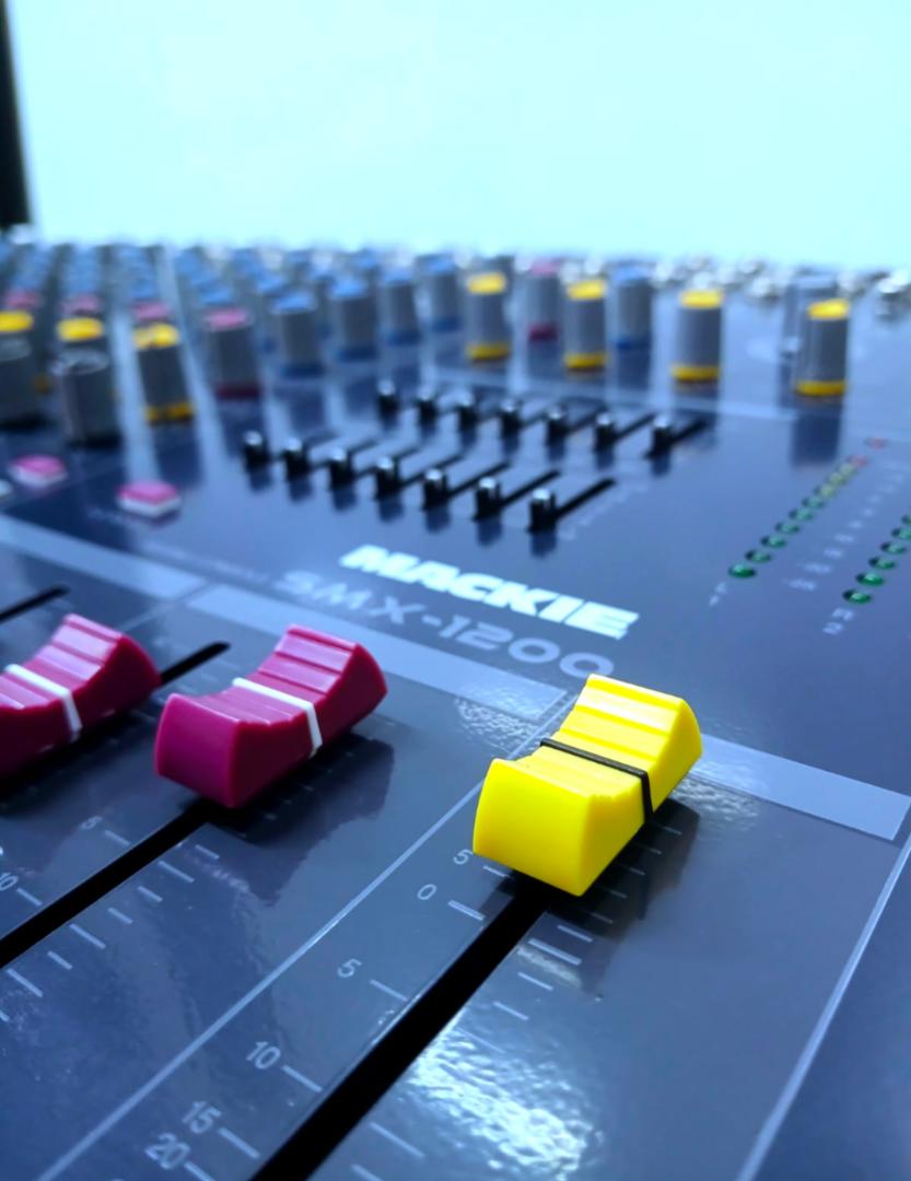 Soundcraft Smx1200 professional audio plain mixer 12channel