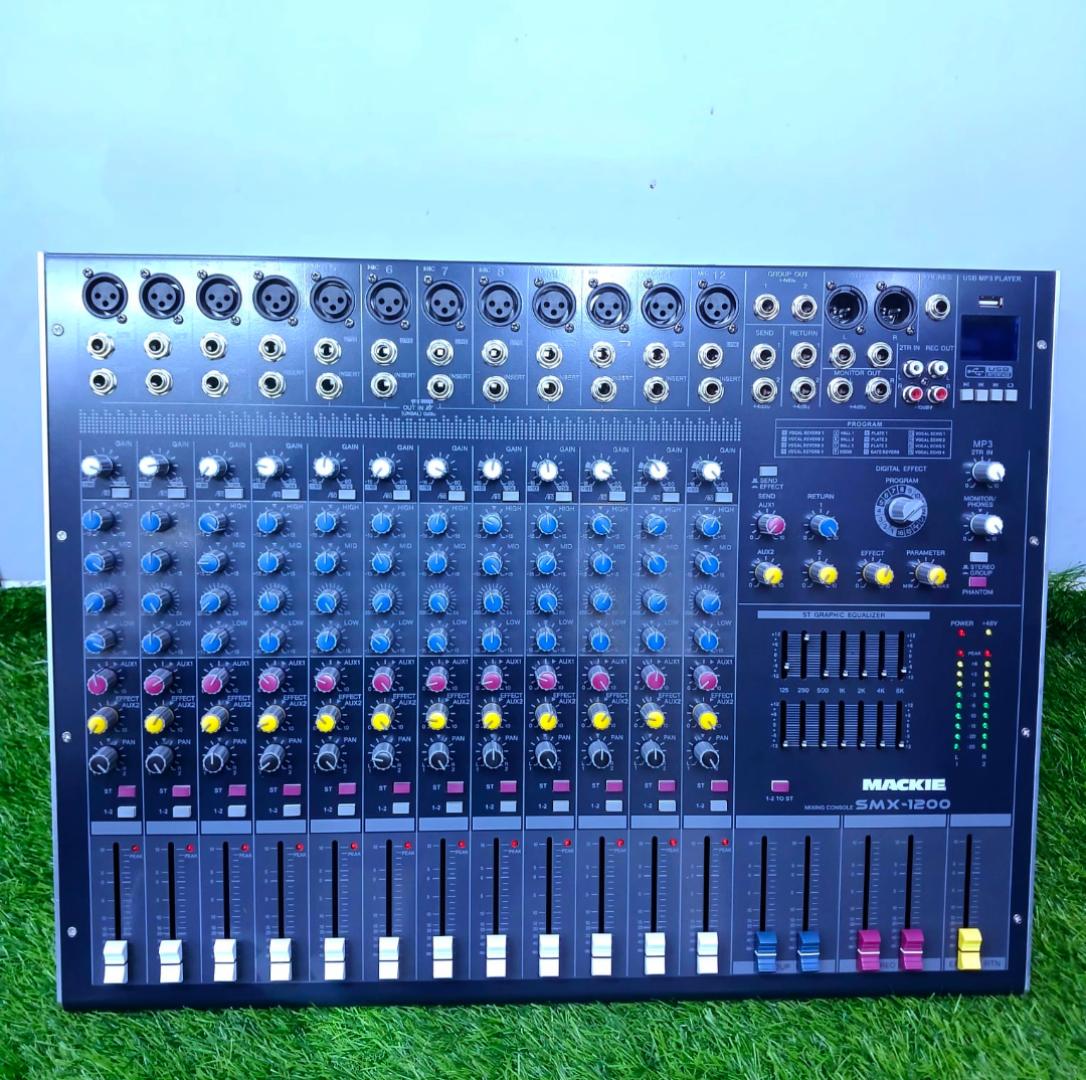 Soundcraft Smx1200 professional audio plain mixer 12channel