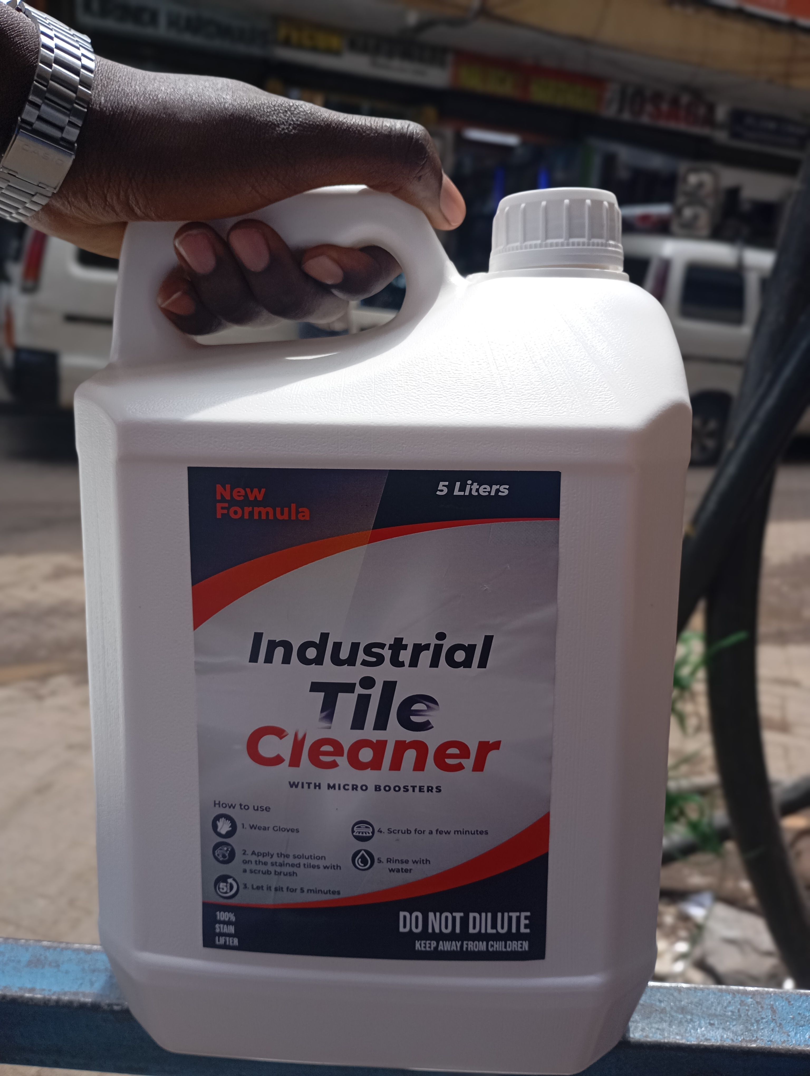 DEEP CLEANING FORMULA  TILE CLEANER TACKLES TOUGH MOLD STAINS INSTANTLY
TILE CLEANER