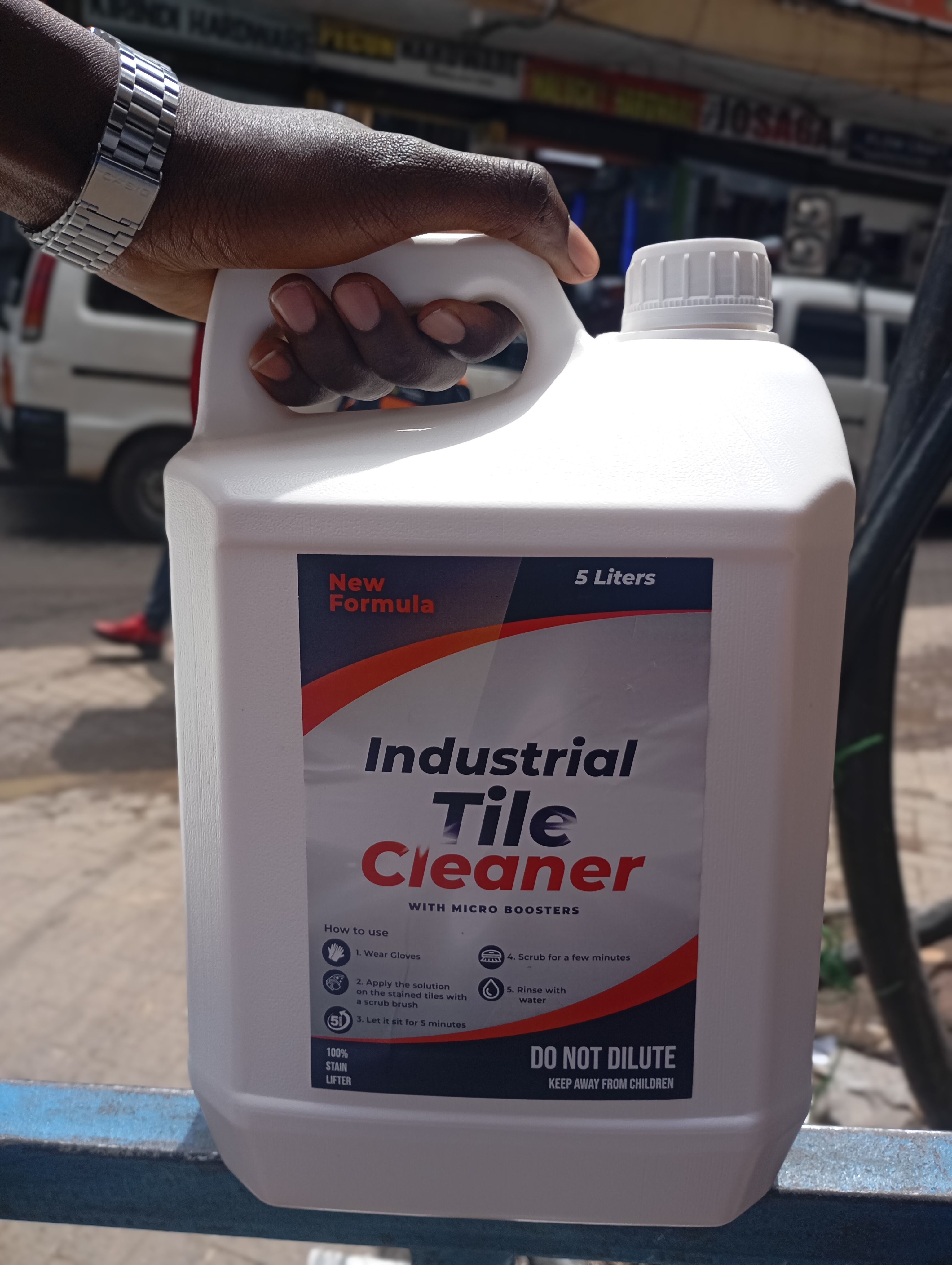 DEEP CLEANING FORMULA  TILE CLEANER TACKLES TOUGH MOLD STAINS INSTANTLY
TILE CLEANER