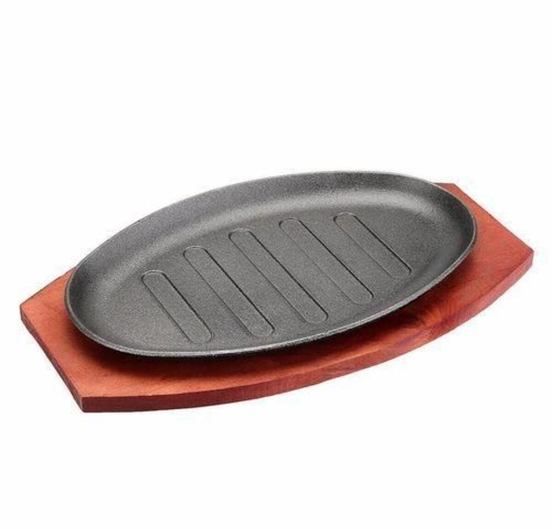 CAST IRON HOT SIZZLING PLATE ON WOODEN TRAY CAST IRON STEAK PAN, ROUND SIZZLING PLATE FAJITA SKILLET STEAK PLATE WITH WOODEN BASE FOR KITCHEN RESTAURANT