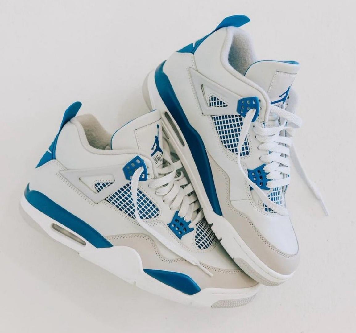 AIR JORDAN 4 RETRO "MILITARY BLUE", BLUE AIR JORDAN SNEAKERS, BLUE J4 RETRO SNEAKERS, STYLISH J4 SNEAKERS, FASHIONABLE RETRO J4 FOOTWEAR