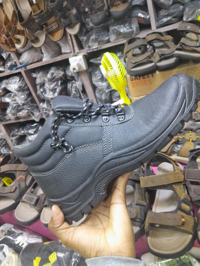 ORIGINAL BLACK LEATHER AND RUBBER SOLE SAFETY BOOTS, INDUSTRIAL BOOTS, SAFETY SHOES, COMPANY SHOES, SHOCK ABSORBING