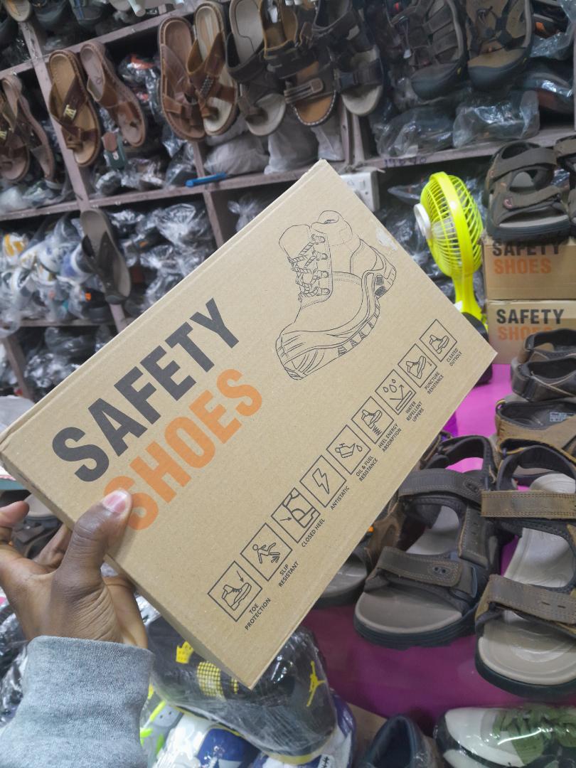 ORIGINAL BLACK LEATHER AND RUBBER SOLE SAFETY BOOTS, INDUSTRIAL BOOTS, SAFETY SHOES, COMPANY SHOES, SHOCK ABSORBING