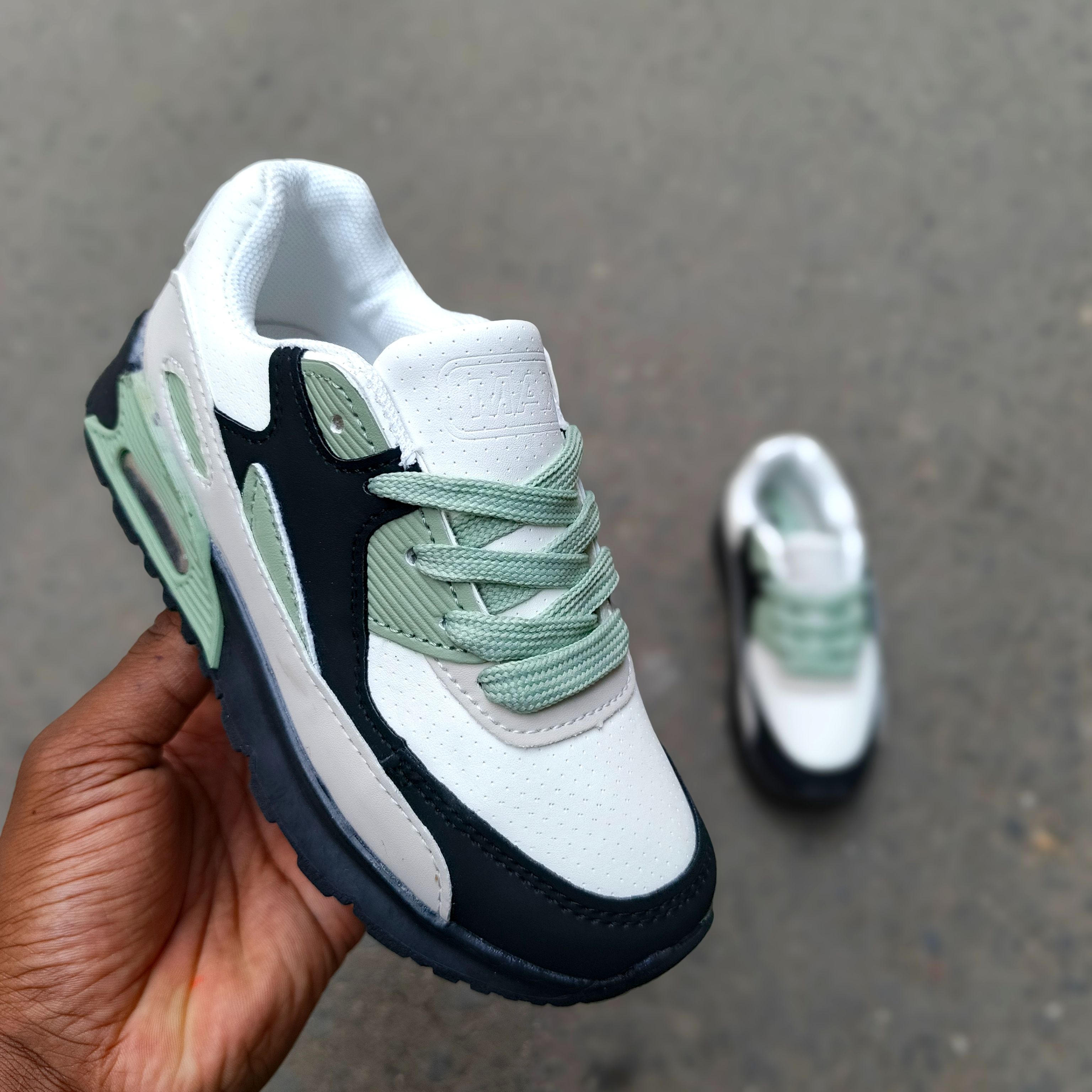Kids' Max 90° Air Sneakers - Iconic Style and Comfort-Breathable Mesh Upper. For bous and girls. Trendy fashion sneaker, stylish, classic baby shoes.