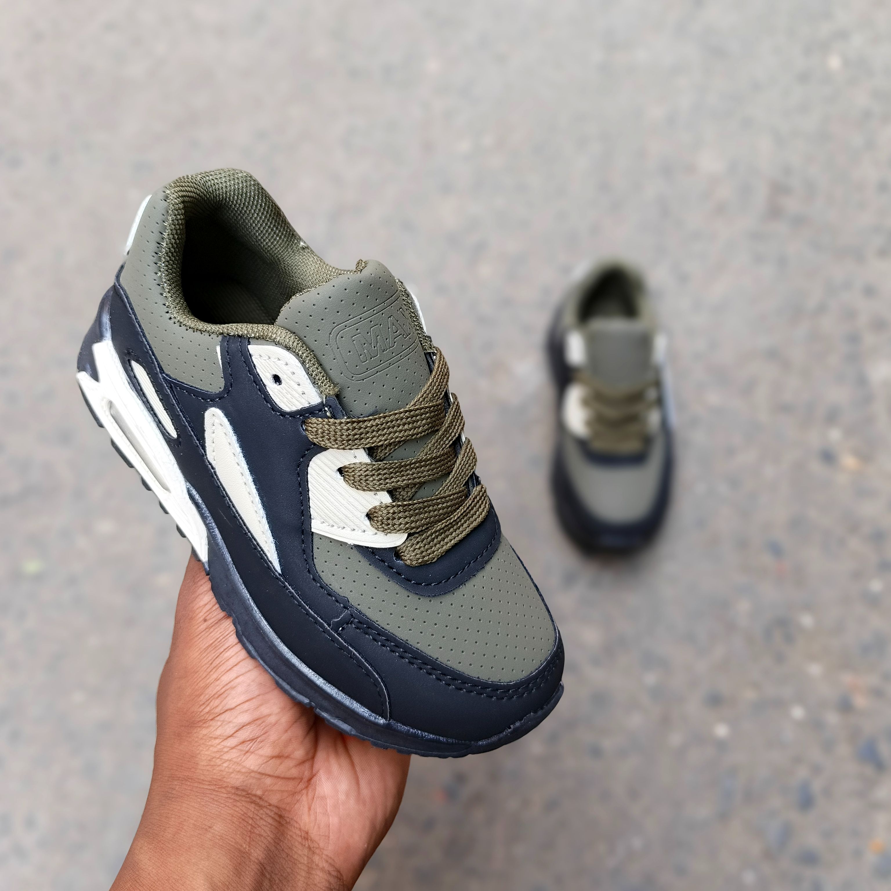 Kids' Max 90° Air Sneakers - Iconic Style and Comfort-Breathable Mesh Upper. For bous and girls. Trendy fashion sneaker, stylish, classic baby shoes.