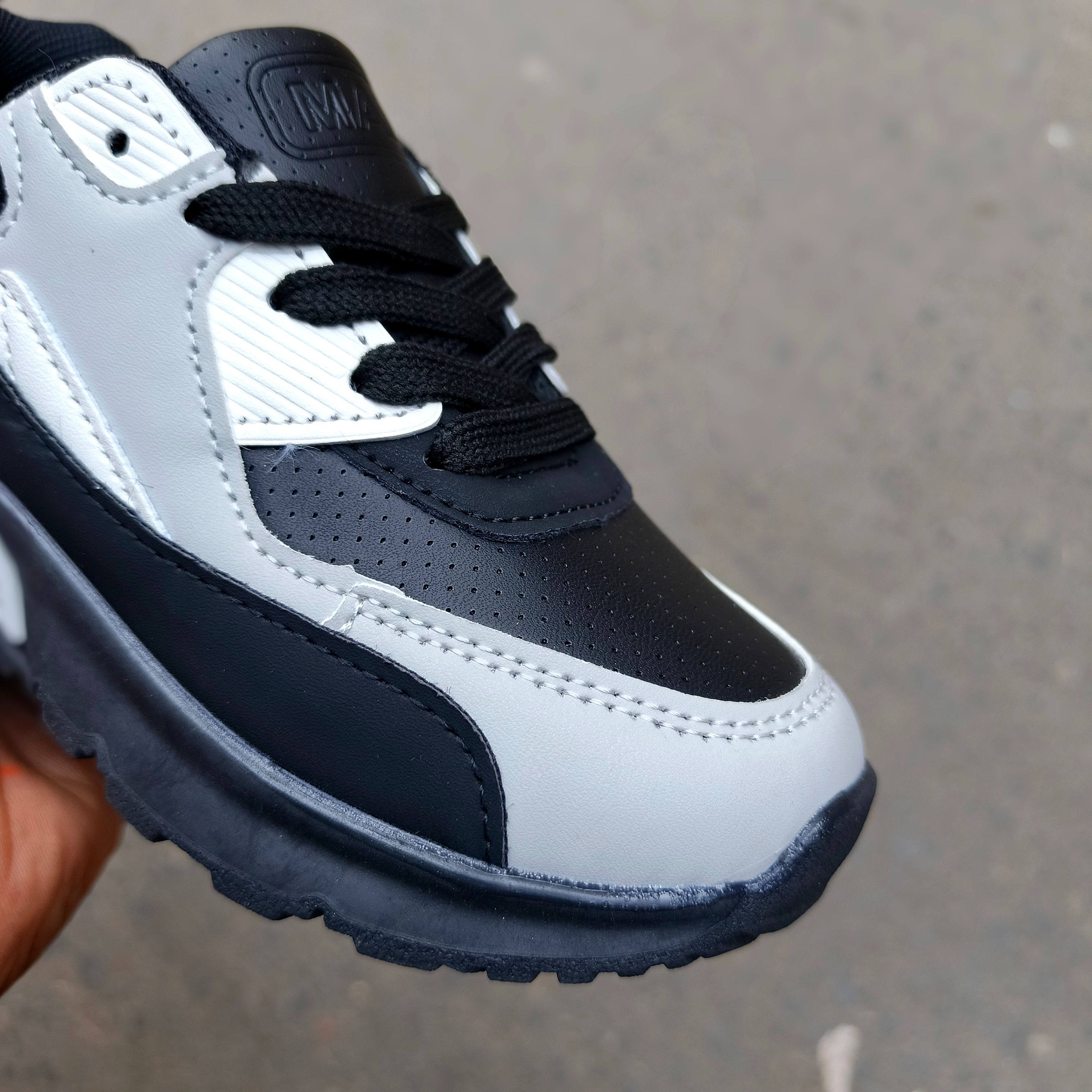 Kids' Max 90° Air Sneakers - Iconic Style and Comfort-Breathable Mesh Upper. For bous and girls. Trendy fashion sneaker, stylish, classic baby shoes.