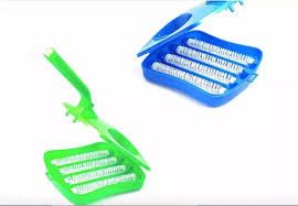 Manual carpet brush mini vacuum cleaner Manual carpet brush vacuum cleaner, no electricity and no batteries meaning it can be used in any setting Handheld brush which can be used anywhere.