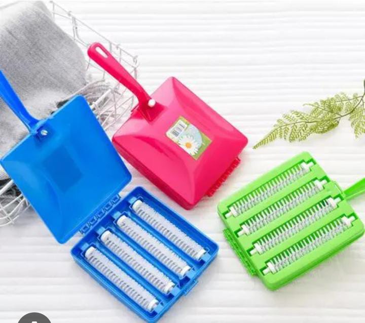 Manual carpet brush 4line heavy mini vacuum cleaner Manual carpet brush vacuum cleaner, no electricity and no batteries meaning it can be used in any setting Handheld brush which can be used anywhere.