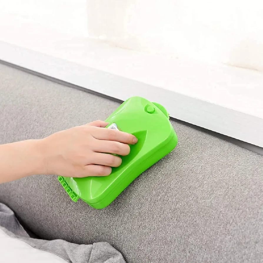 Manual carpet brush 4line heavy mini vacuum cleaner Manual carpet brush vacuum cleaner, no electricity and no batteries meaning it can be used in any setting Handheld brush which can be used anywhere.