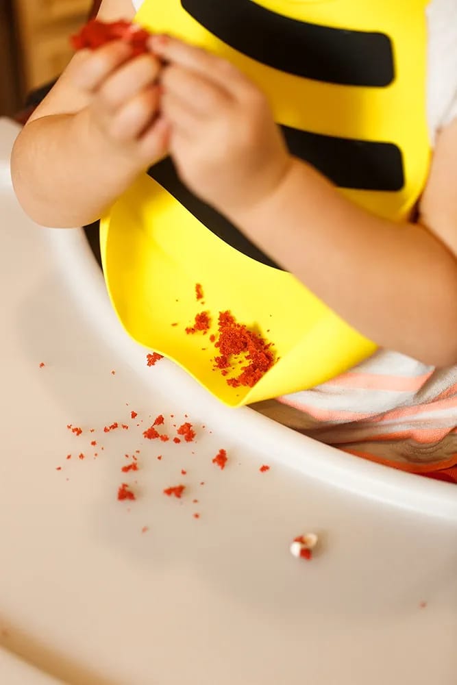 1pc Silicon beeb ,make your childs life enjoyable and keep  them clean away from food stains by using this baby feeder,its easy to clean