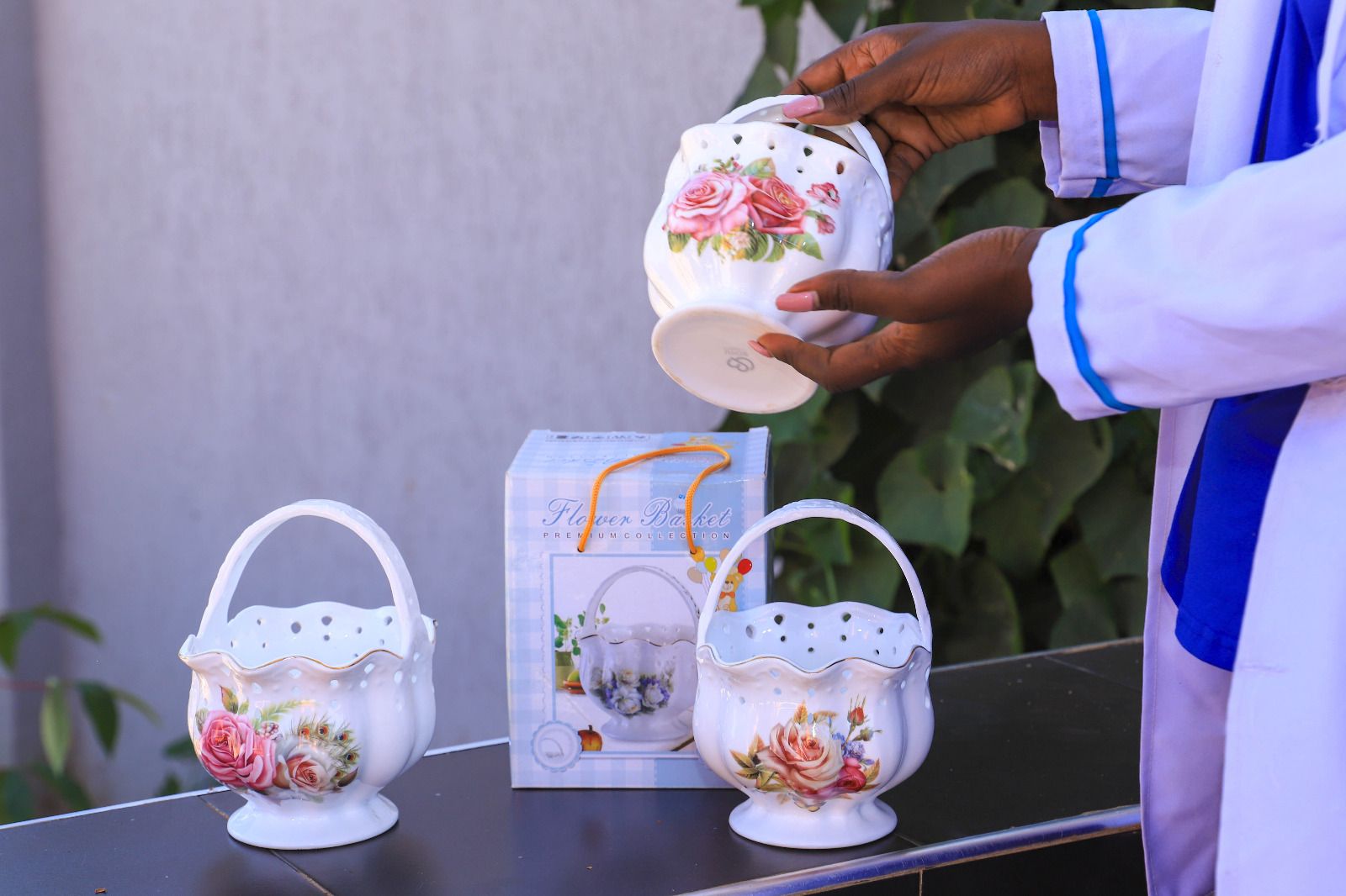 1pc bone china basket,this basket can be used as a home decor for flowers can also be used as a cutlery organiser.its made of high quality bone china which does not chip off even when used for years