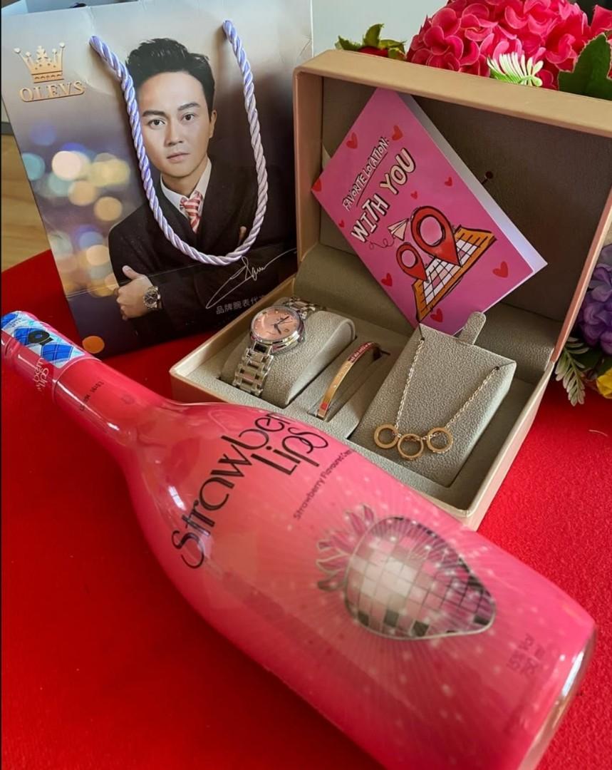 Ladies' OLEVS Gift Set
With an Olevs watch, necklace, bracelet, wine, gift card, gift box & gift bag.